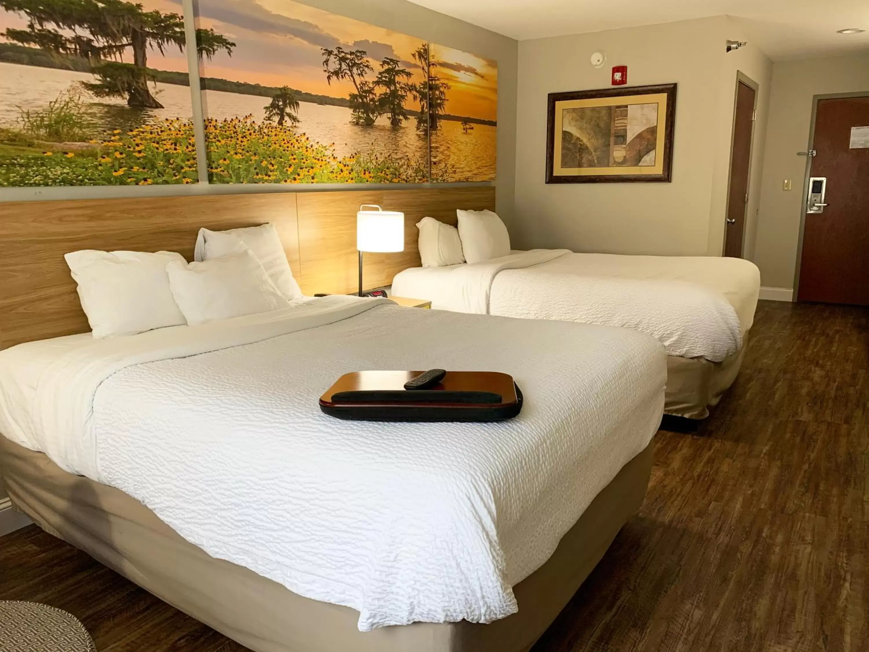 Photo of the whole room, Bed in Days Inn & Suites by Wyndham Cabot