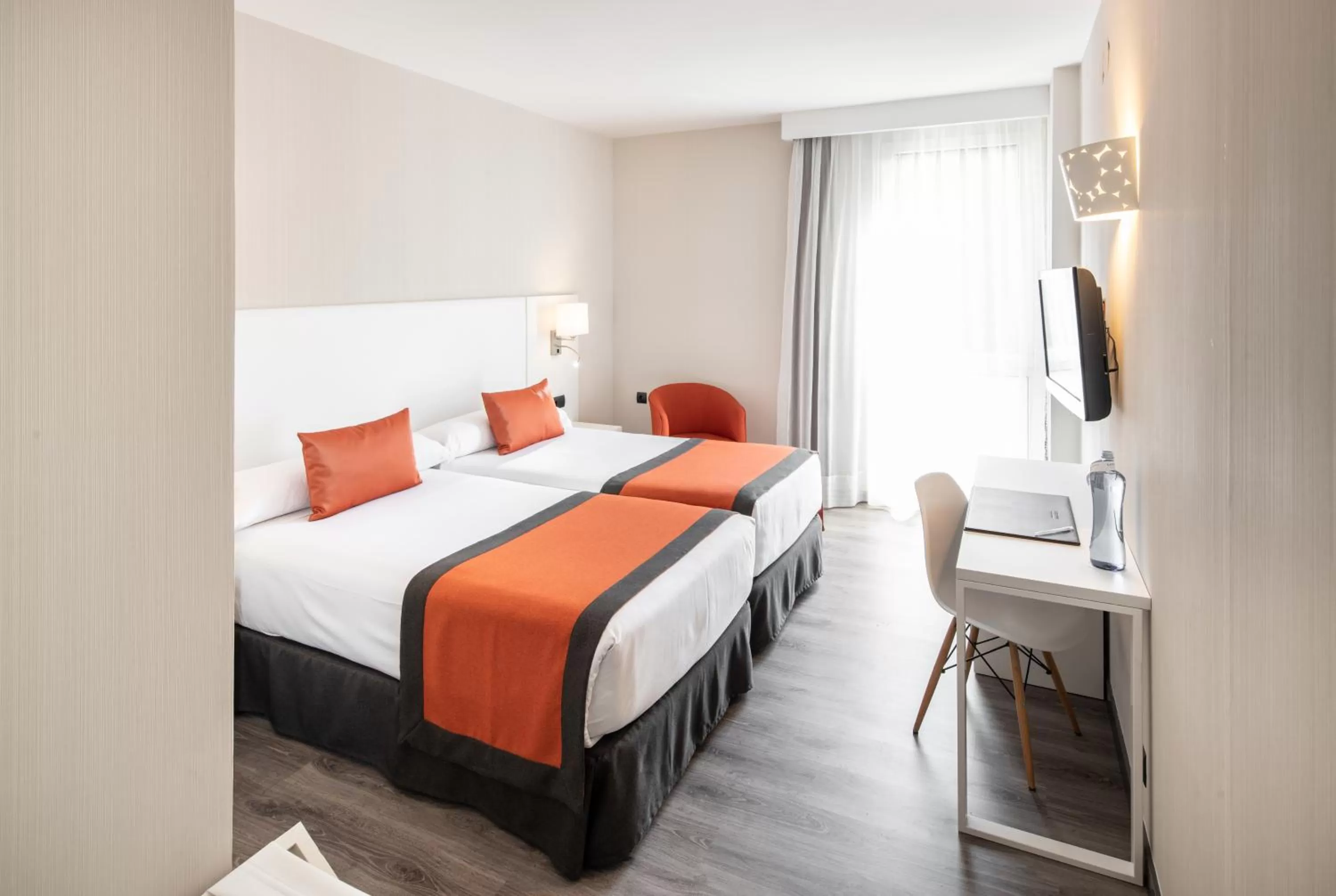 Photo of the whole room, Bed in Catalonia Bristol