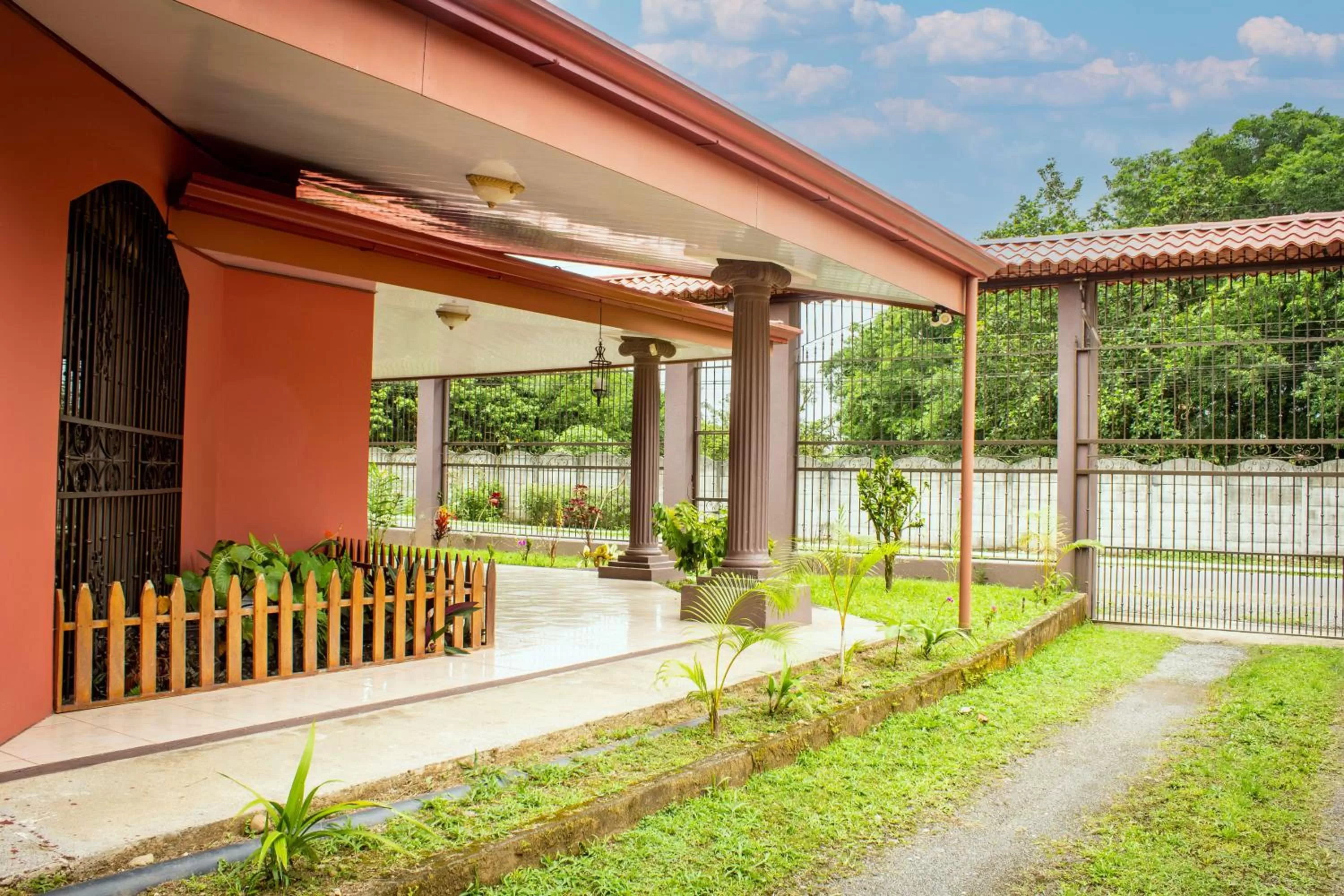 Patio in Tico House Bed & Breakfast
