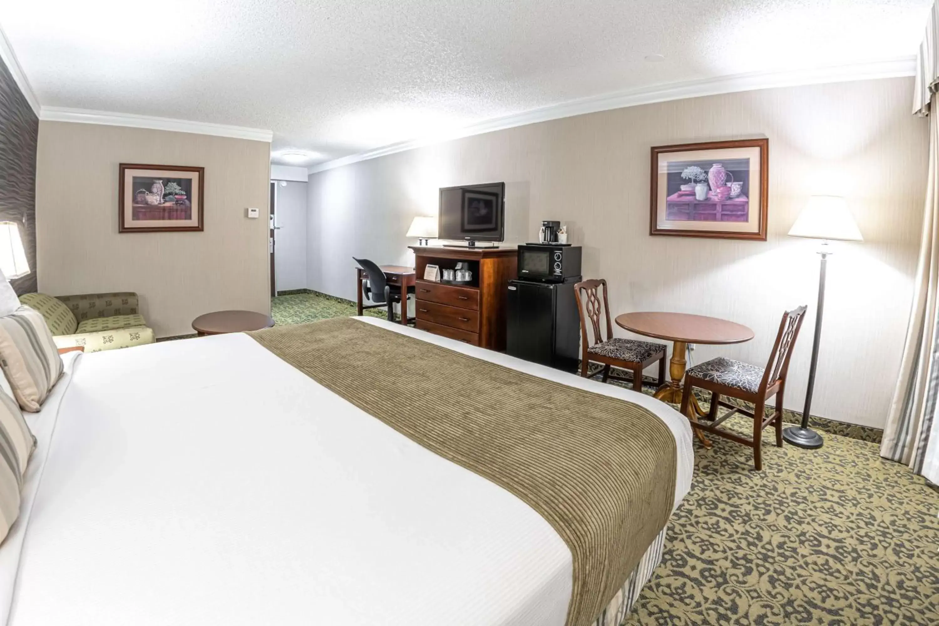 Bedroom in Salt Lake Plaza Hotel SureStay Collection by Best Western