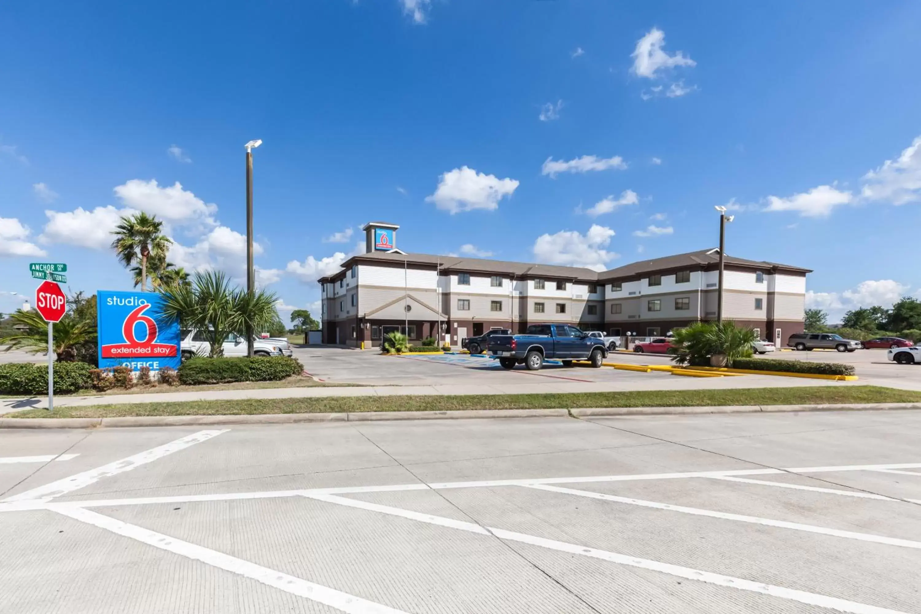 Facade/entrance, Property Building in Studio 6-Port Arthur, TX - SE