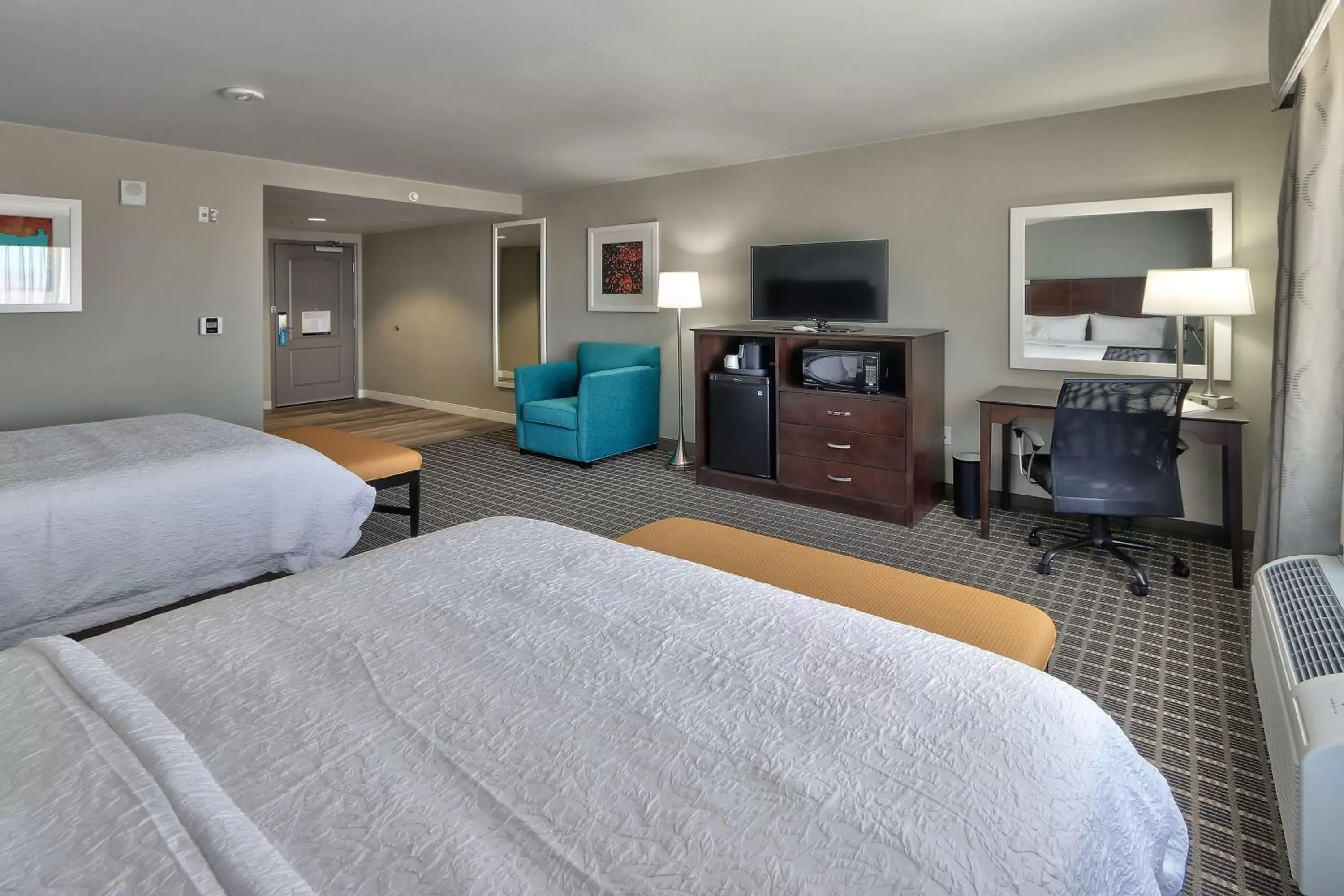 Bed, TV/Entertainment Center in Hampton Inn & Suites Albuquerque Airport