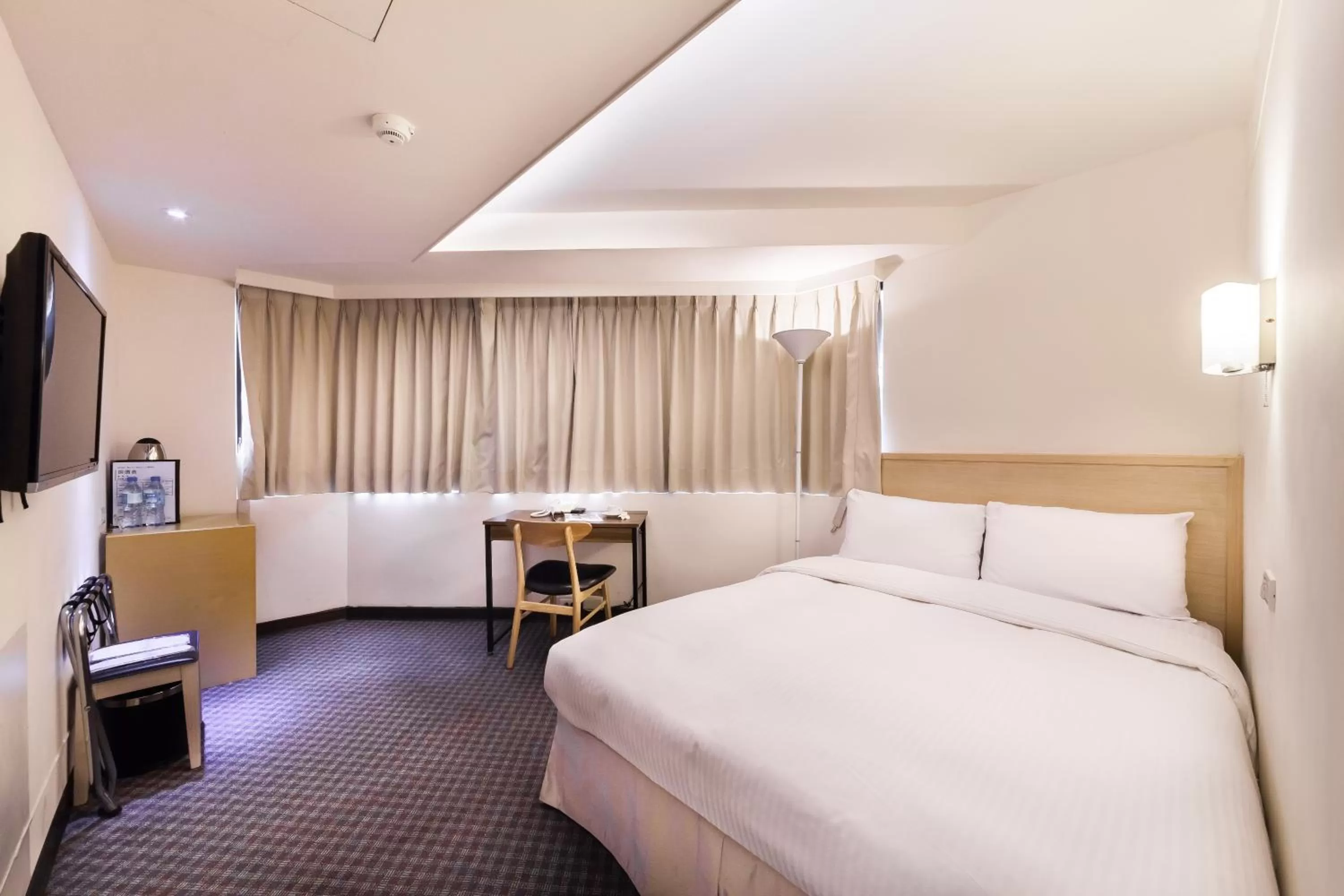 Photo of the whole room, Bed in Green World Linsen