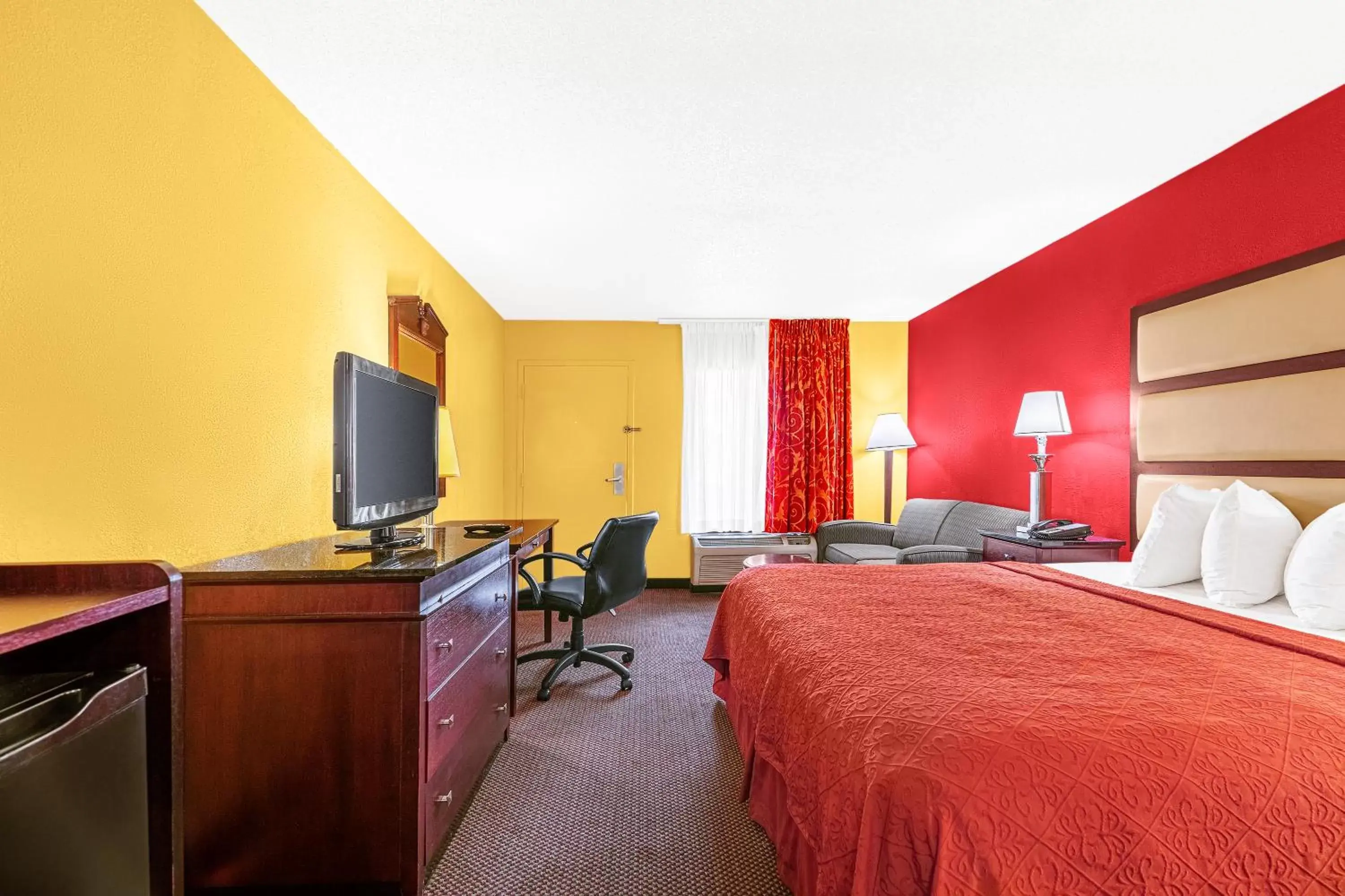 Photo of the whole room, Bed in America's Best Value Inn-Milledgeville