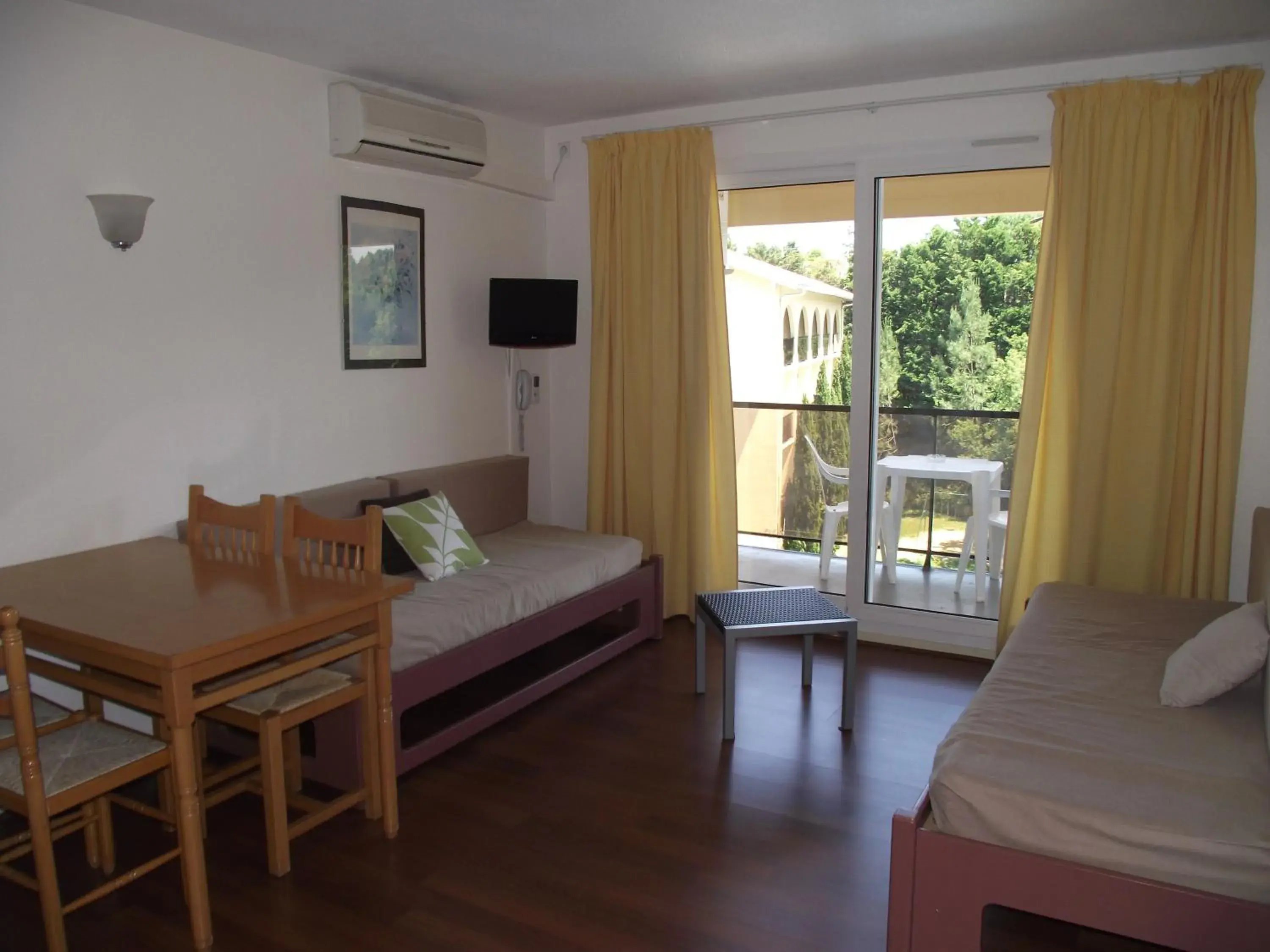 Bed, Seating Area in Hotel Résidence Anglet Biarritz-Parme