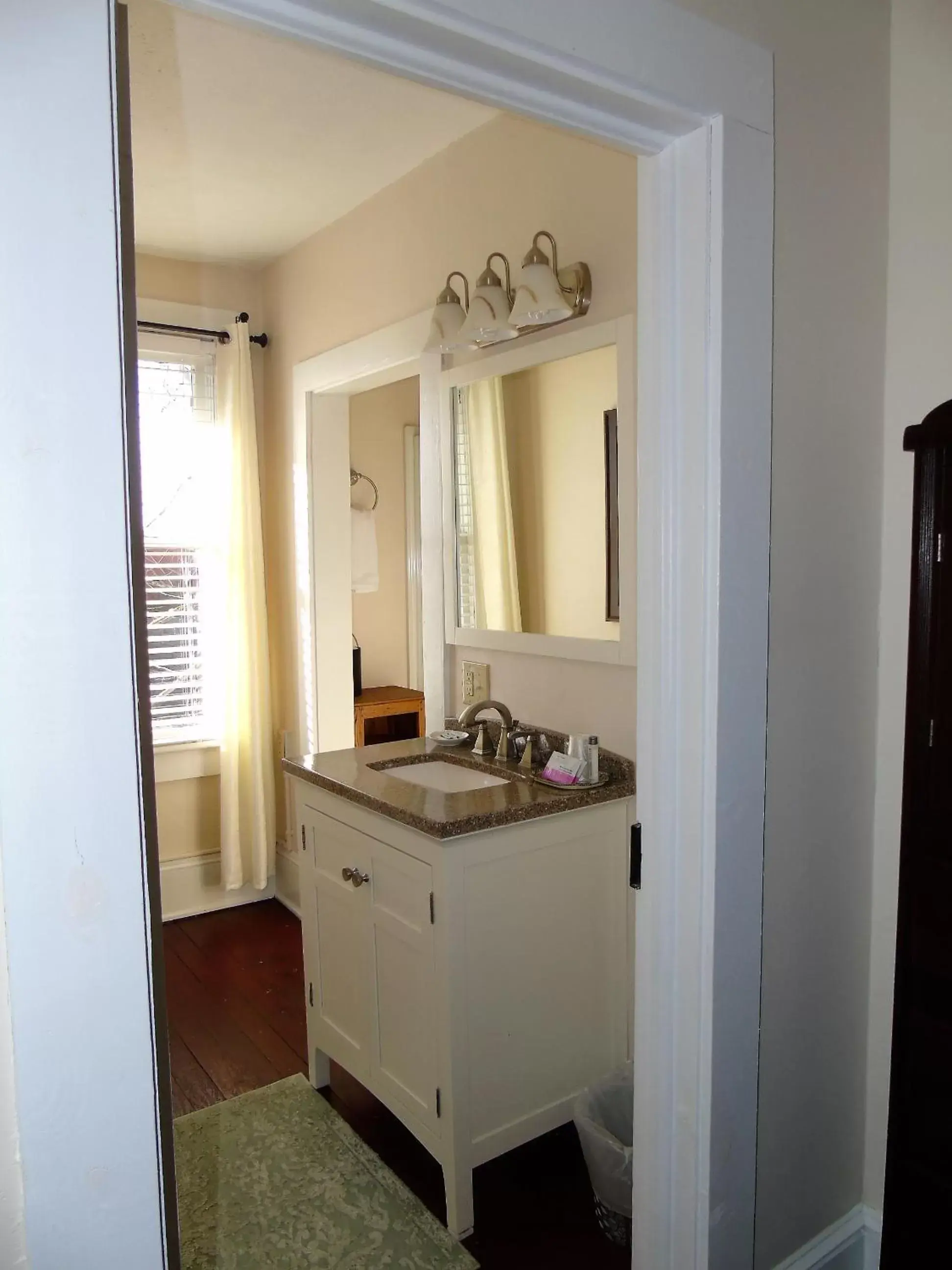 Bathroom, Kitchen/Kitchenette in The Charleston Inn