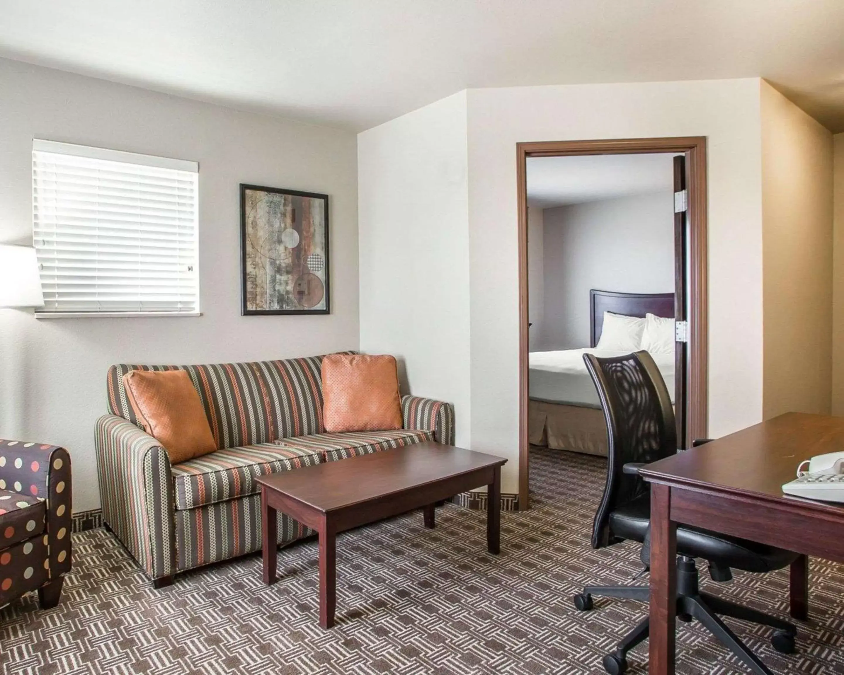 Bedroom, Seating Area in MainStay Suites St Robert-Fort Leonard Wood