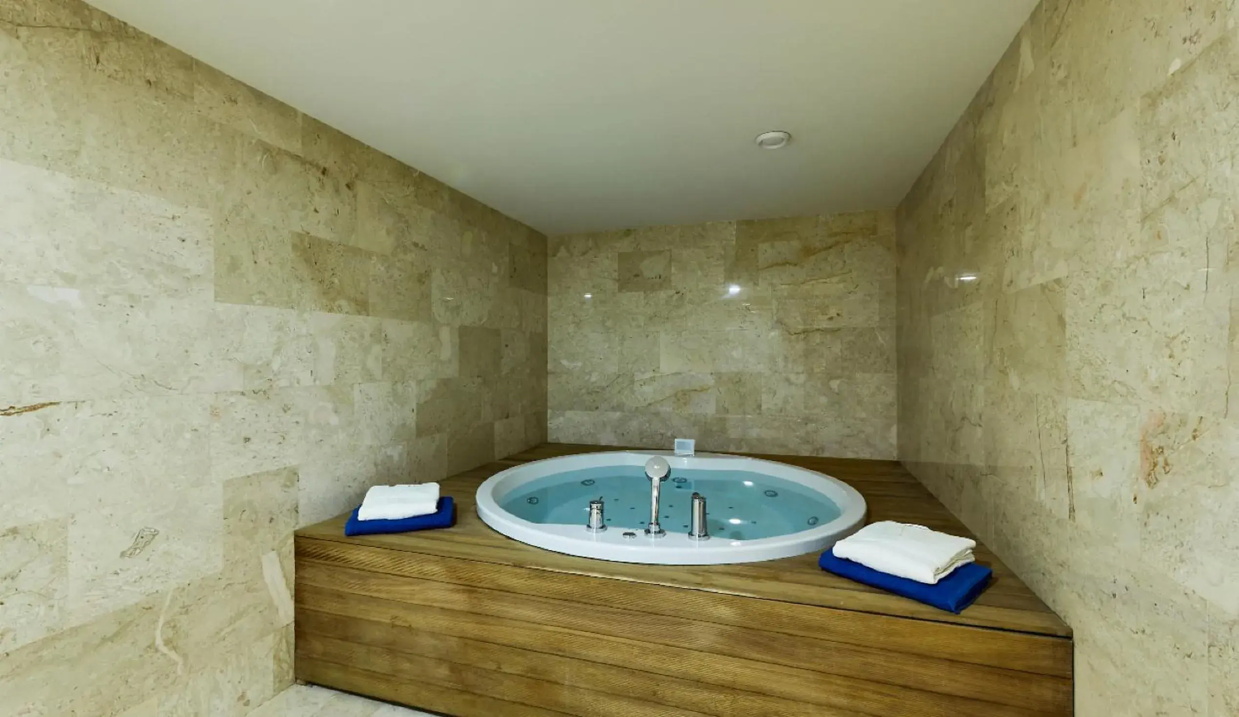 Hot Tub, Spa/Wellness in Gallery Palace