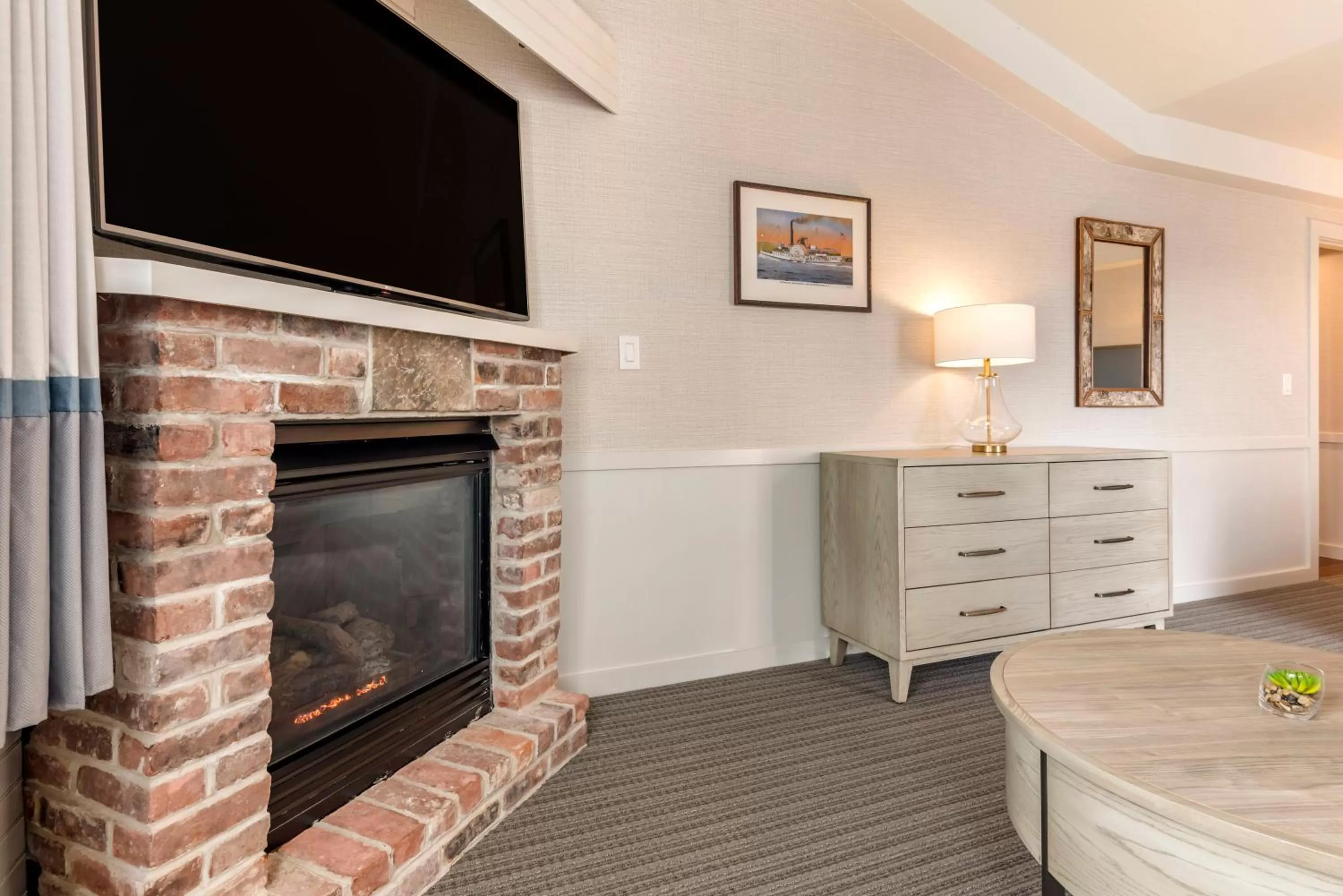 TV and multimedia in Mill Falls Resort Collection at the Lake