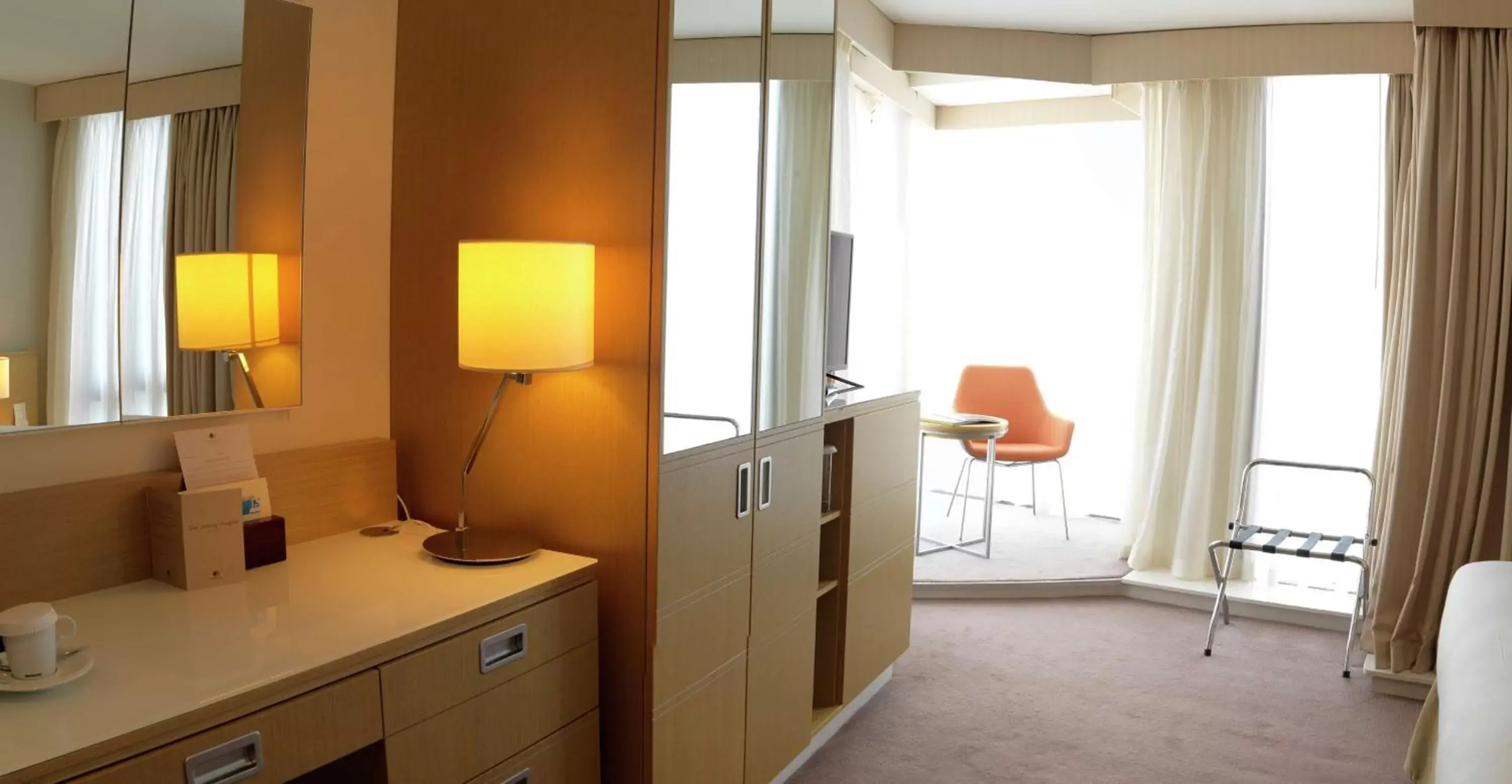 Living room, Bathroom in Hilton Garden Inn Montebello / Los Angeles