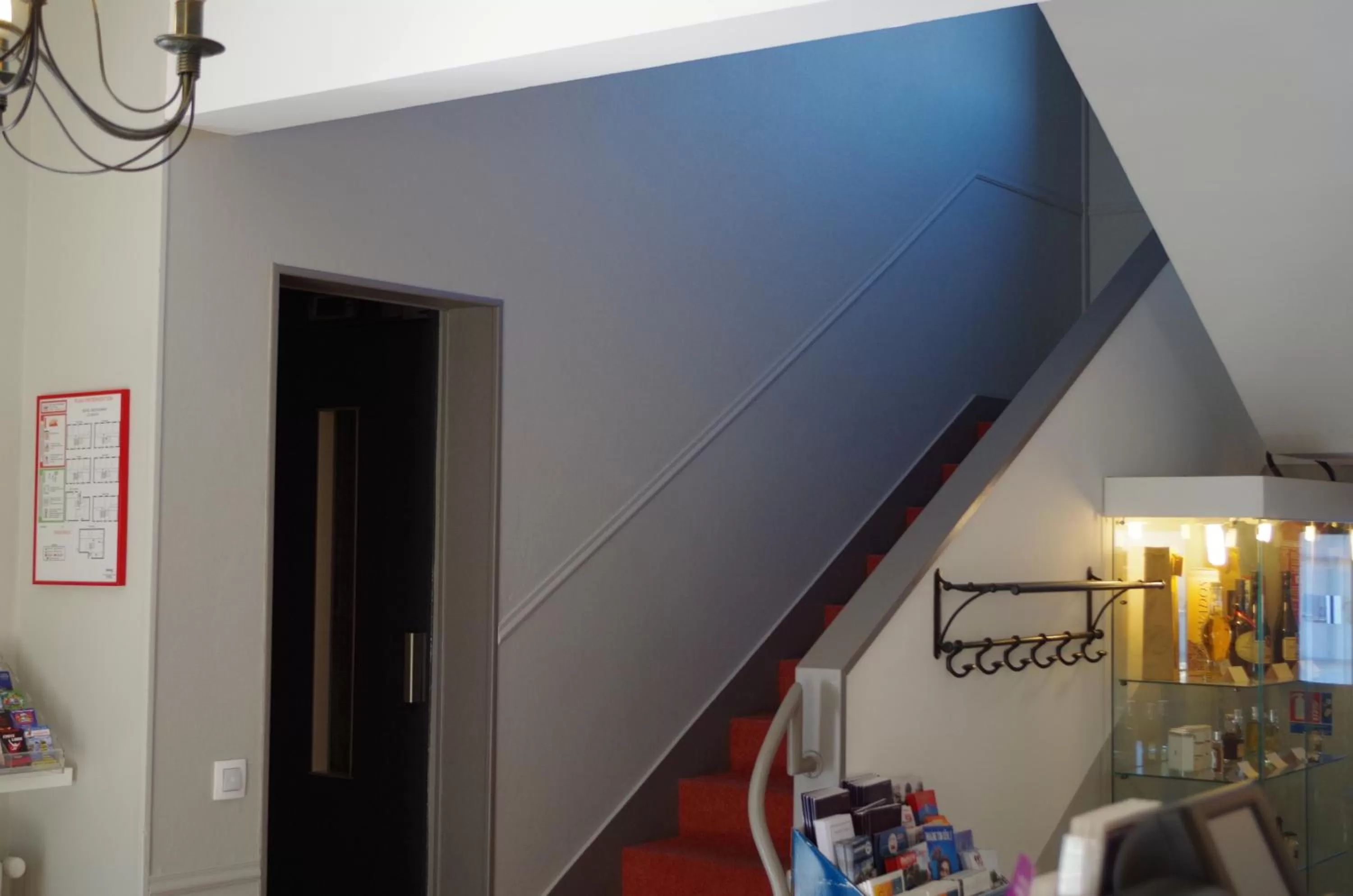 Lobby or reception in The Originals City, Hôtel Le Savoy, Caen