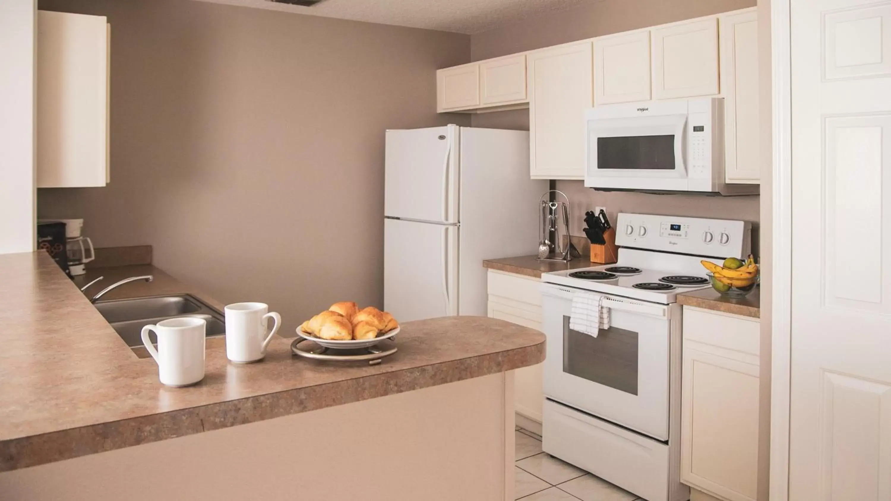 Photo of the whole room, Kitchen/Kitchenette in Holiday Inn Club Vacations - Orlando Breeze Resort, an IHG Hotel