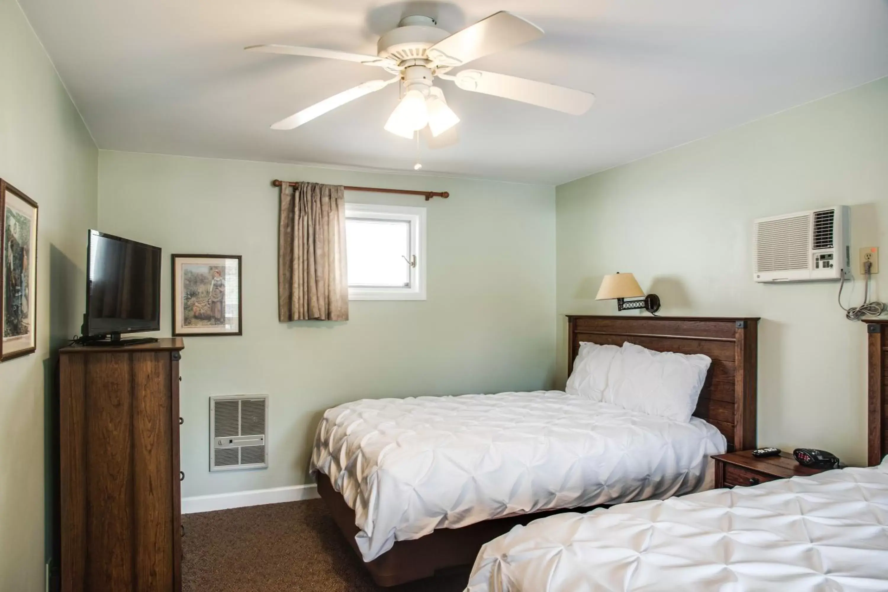 Queen Room with Two Queen Beds in Boxwood Lodge Blowing Rock near Boone-University Queen Room with Two Queen Beds in Boxwood Lodge Blowing Rock near Boone-University