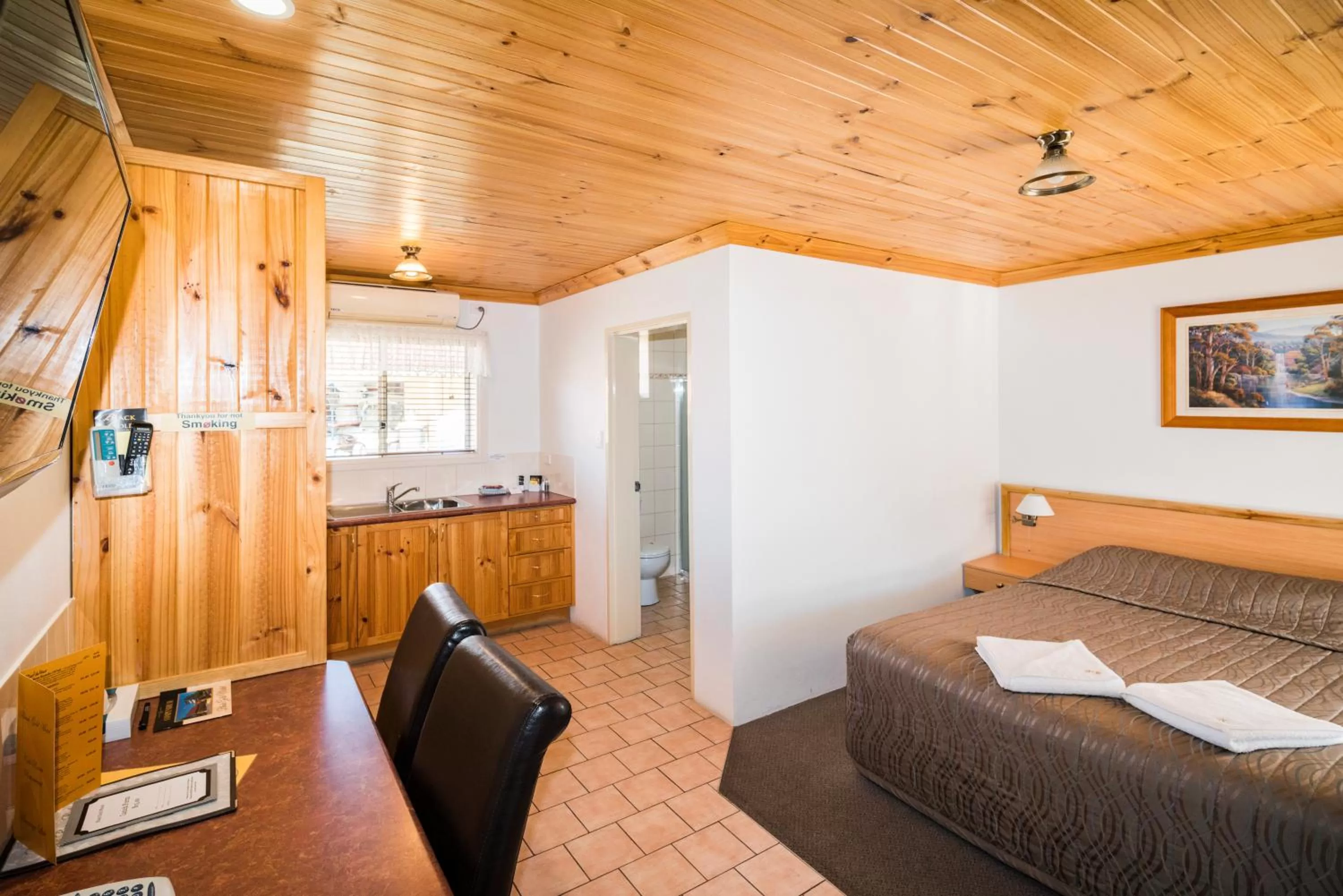 Photo of the whole room, Bed in Black Gold Motel