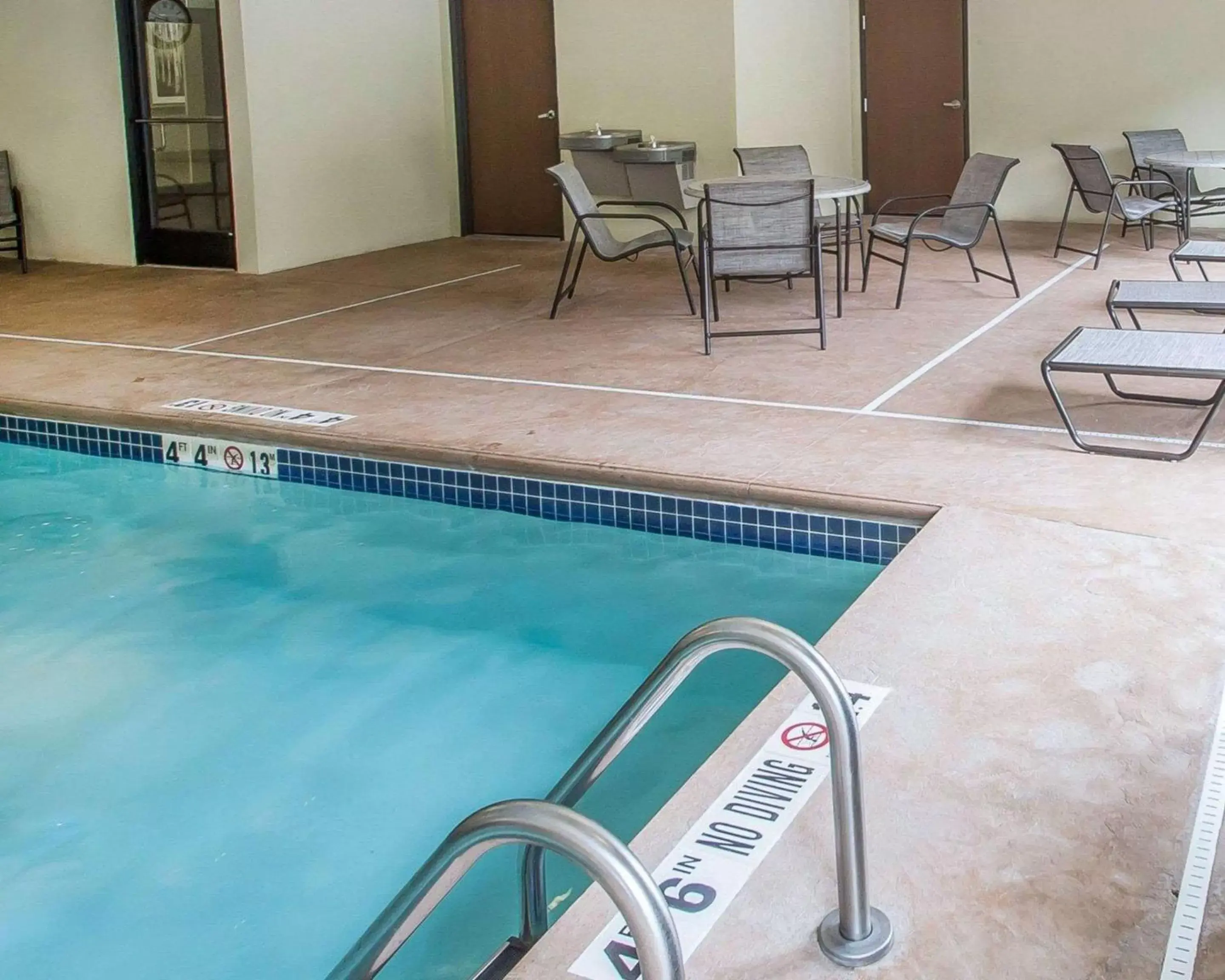 Swimming Pool in Comfort Suites Hudson I-94