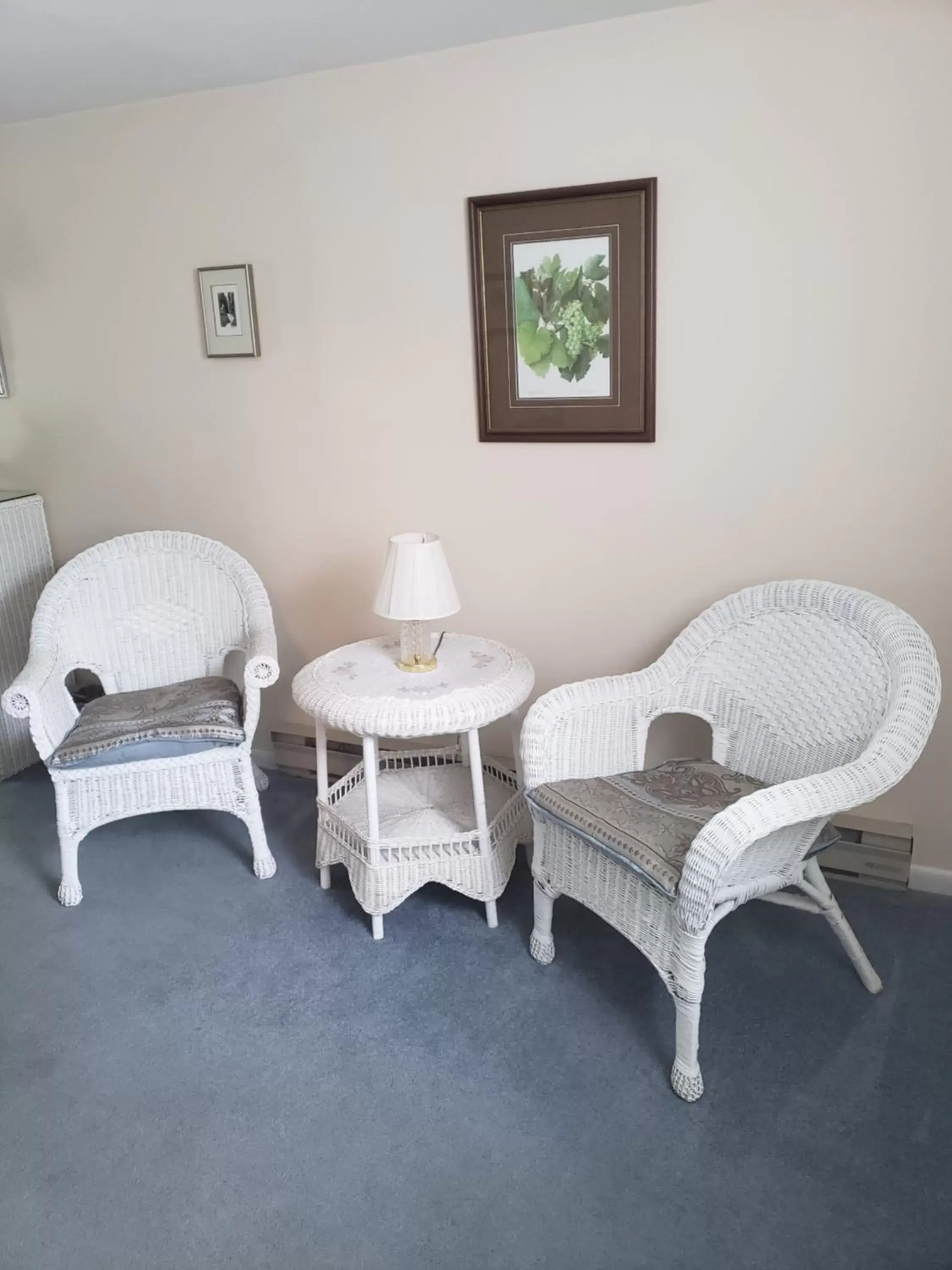 Seating Area in Hudson Manor Bed & Breakfast