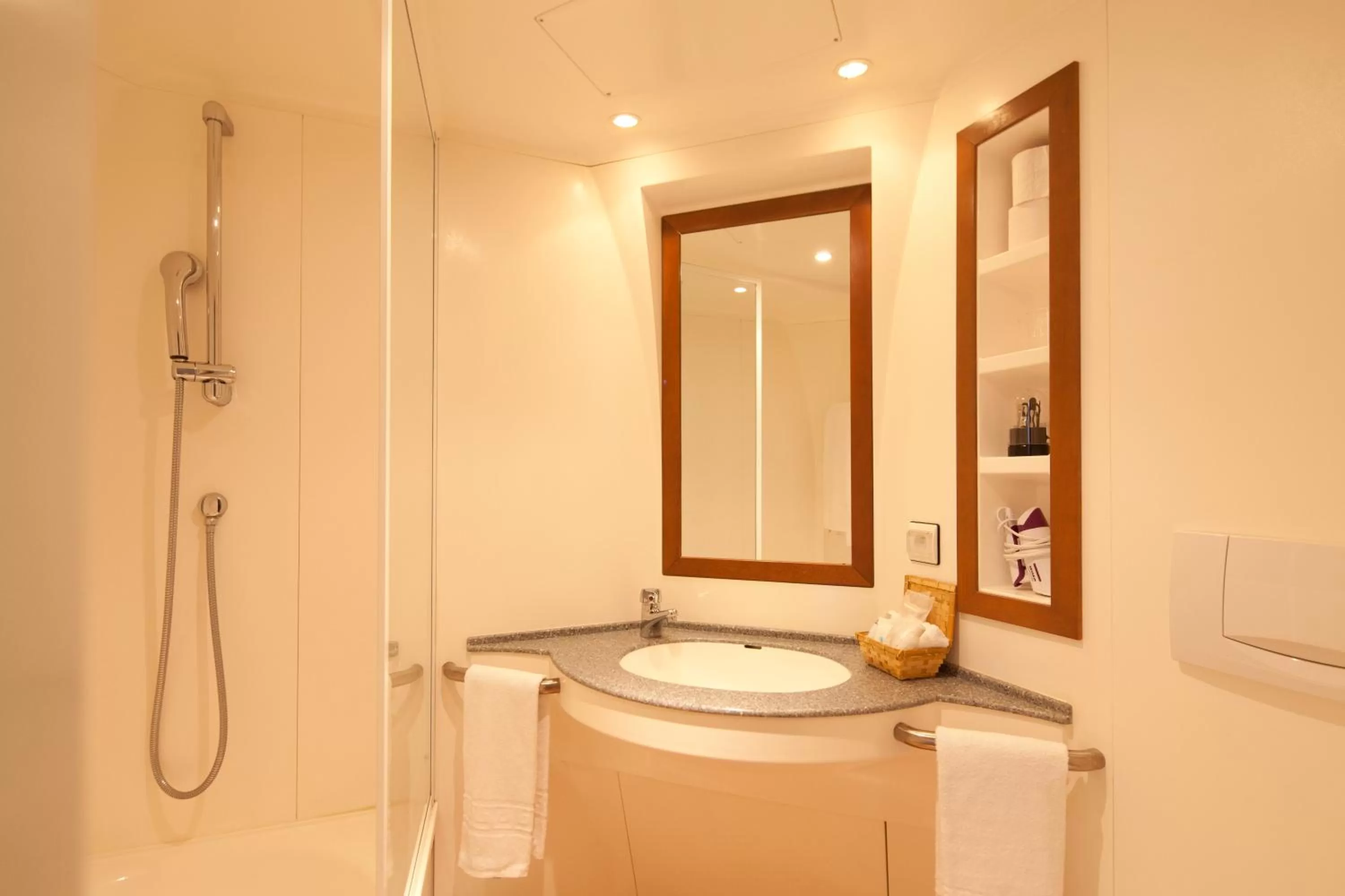 Bathroom in Villa Mariale by Popinns