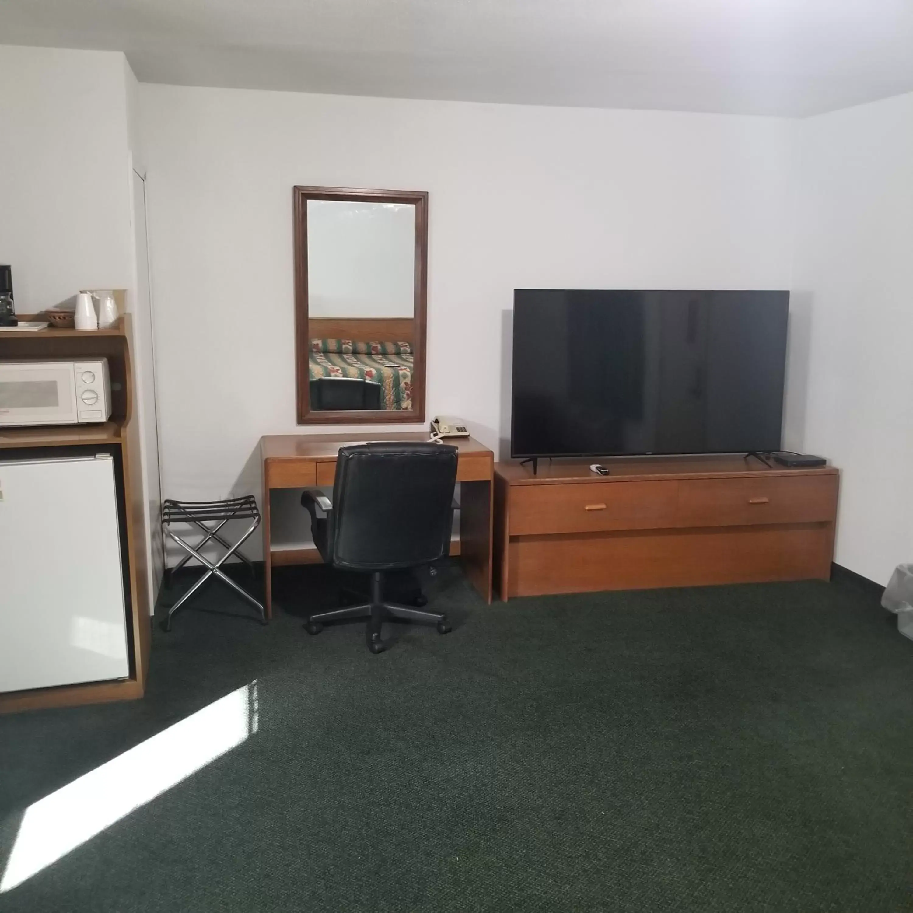 TV and multimedia, TV/Entertainment Center in Budget 8 Motel