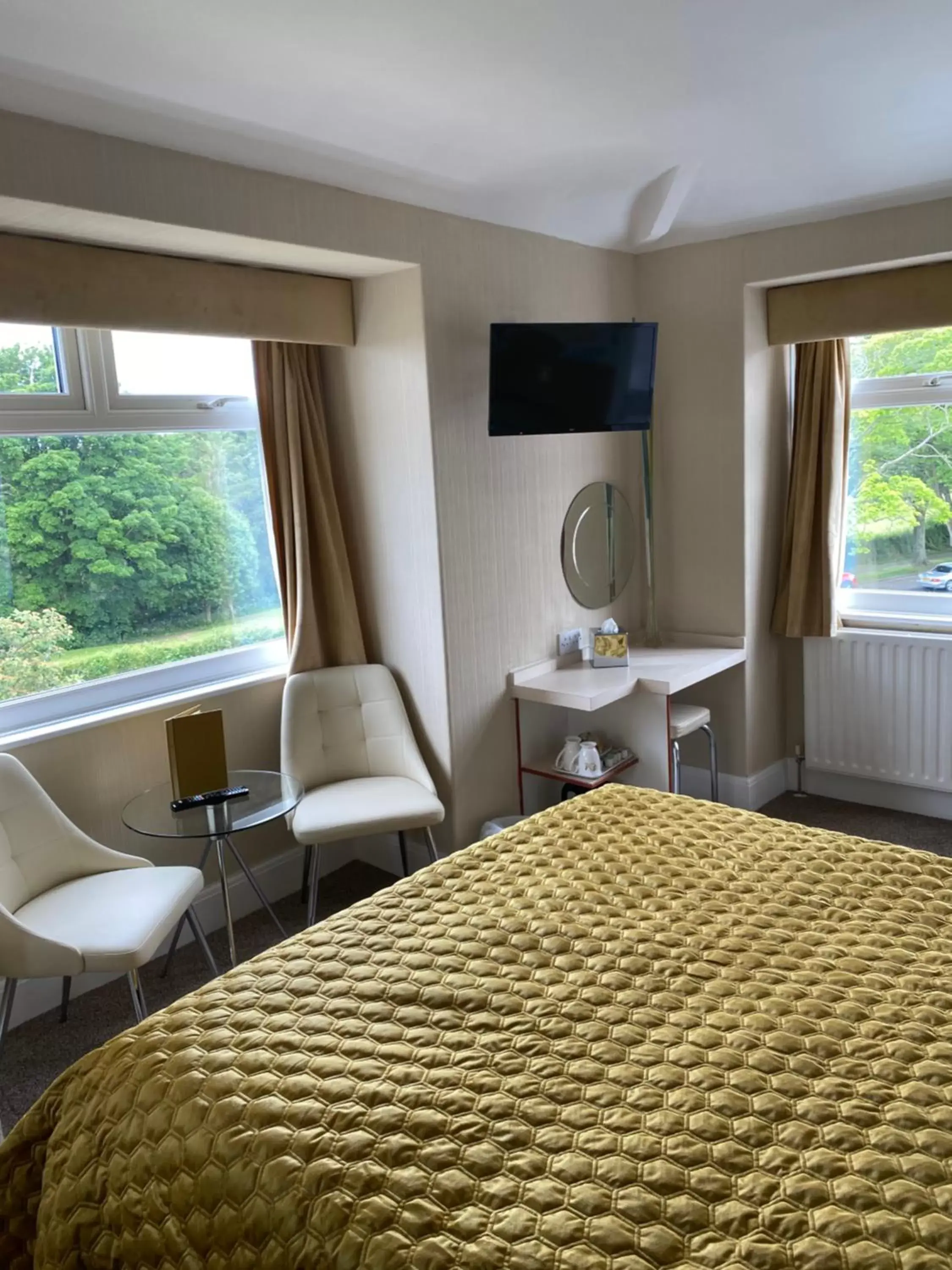 Bedroom, Bed in Park Manor Hotel