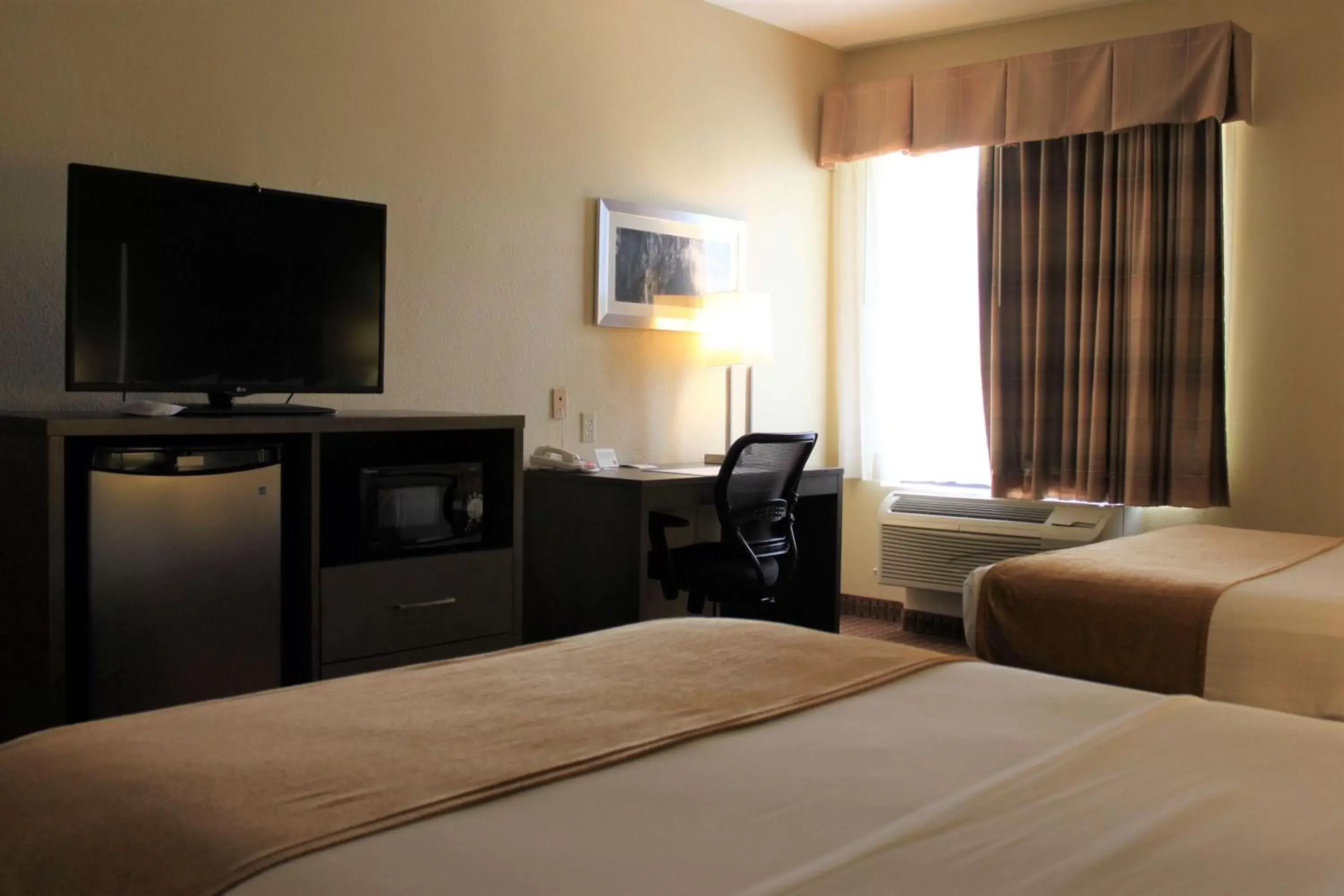 Photo of the whole room, TV/Entertainment Center in Best Western Plus North Houston Inn & Suites