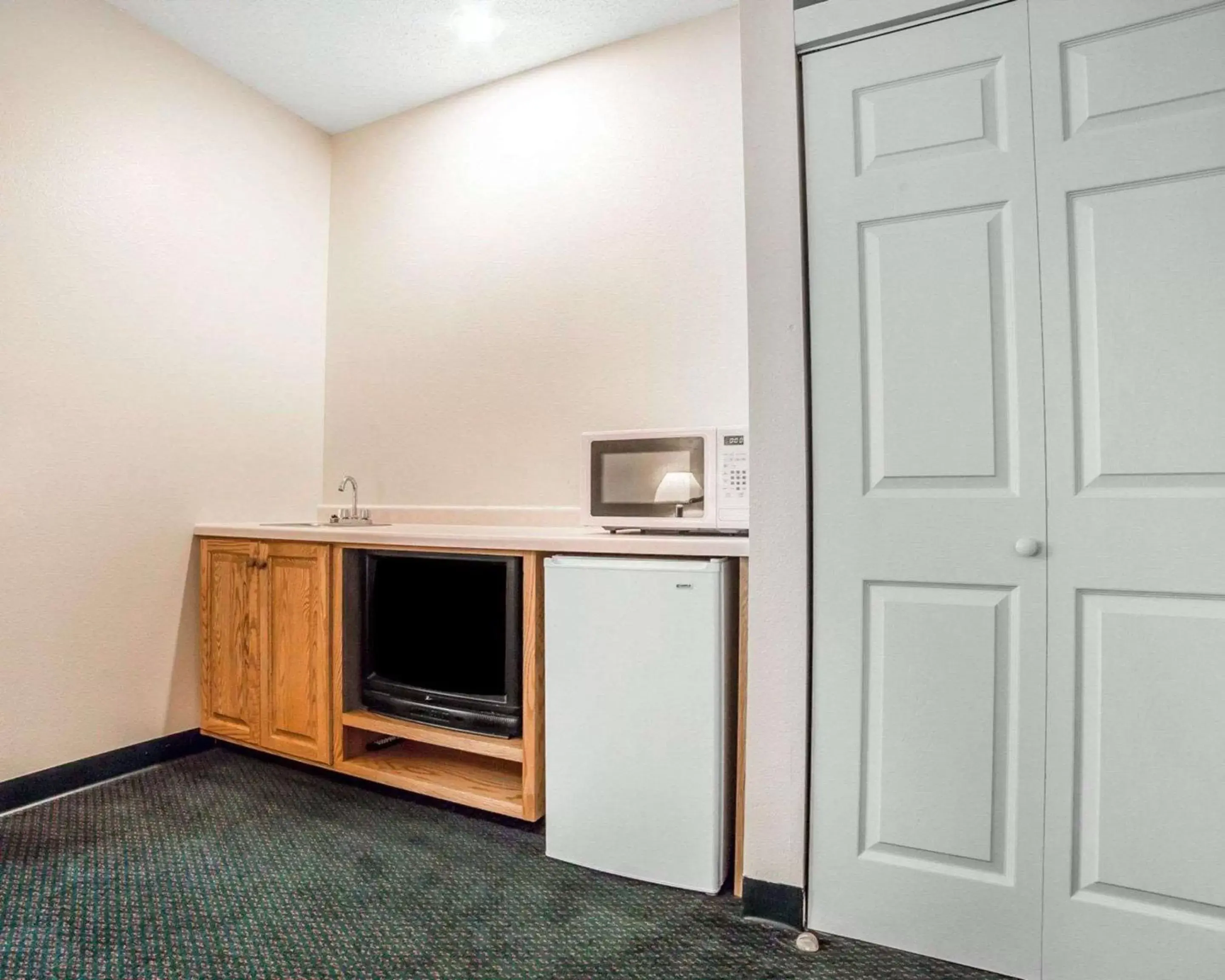 Photo of the whole room, Kitchen/Kitchenette in FairBridge Inn & Suites Glendive