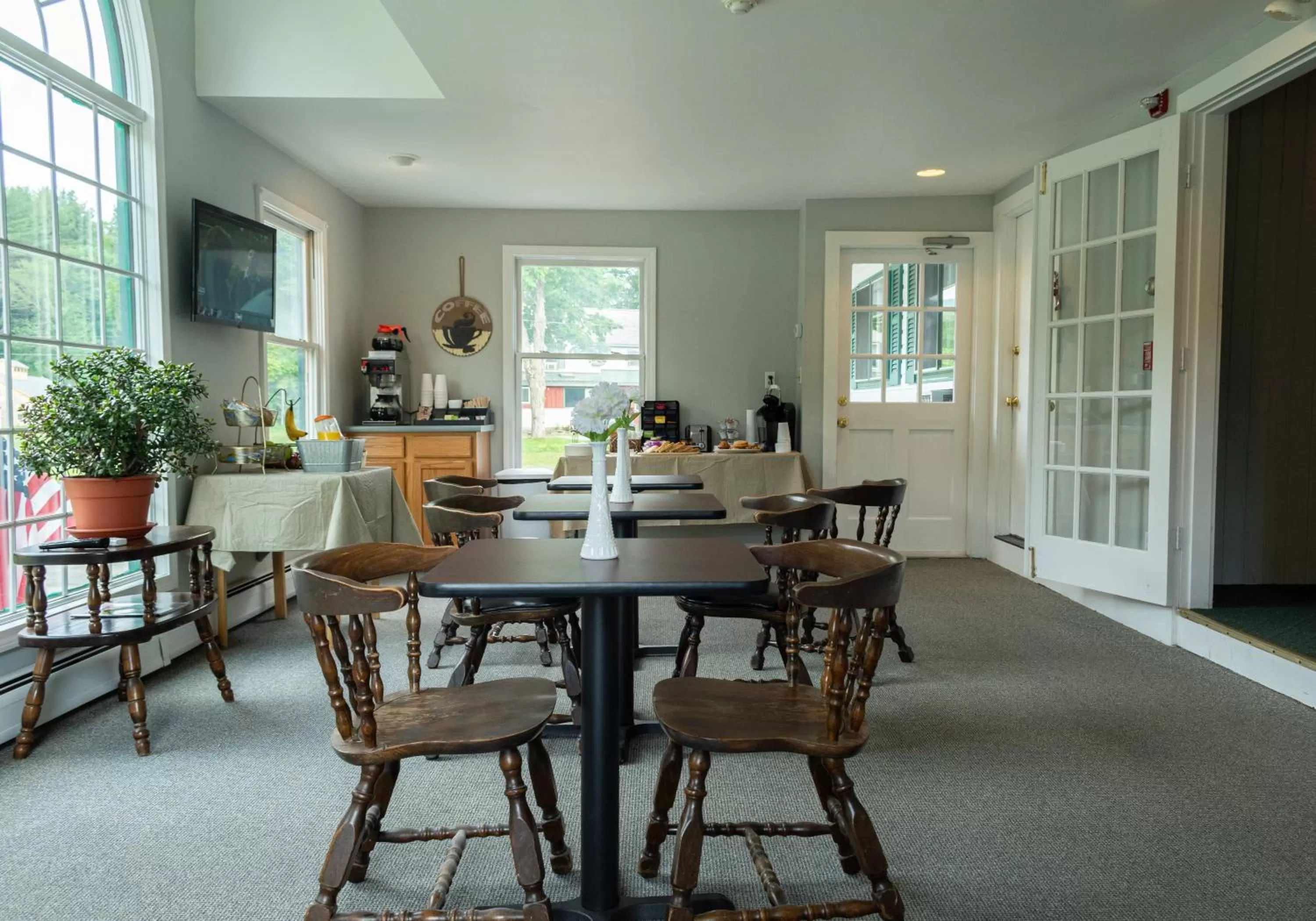Continental breakfast in The Lodge at West River