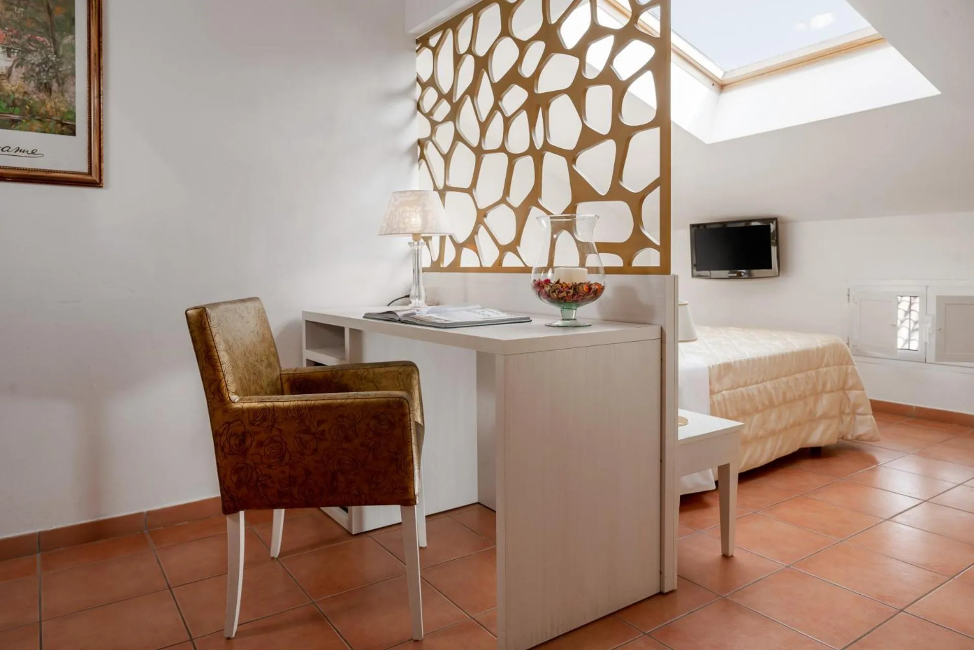 Photo of the whole room, Bed in Albergo Rossini 1936 Small & Charming