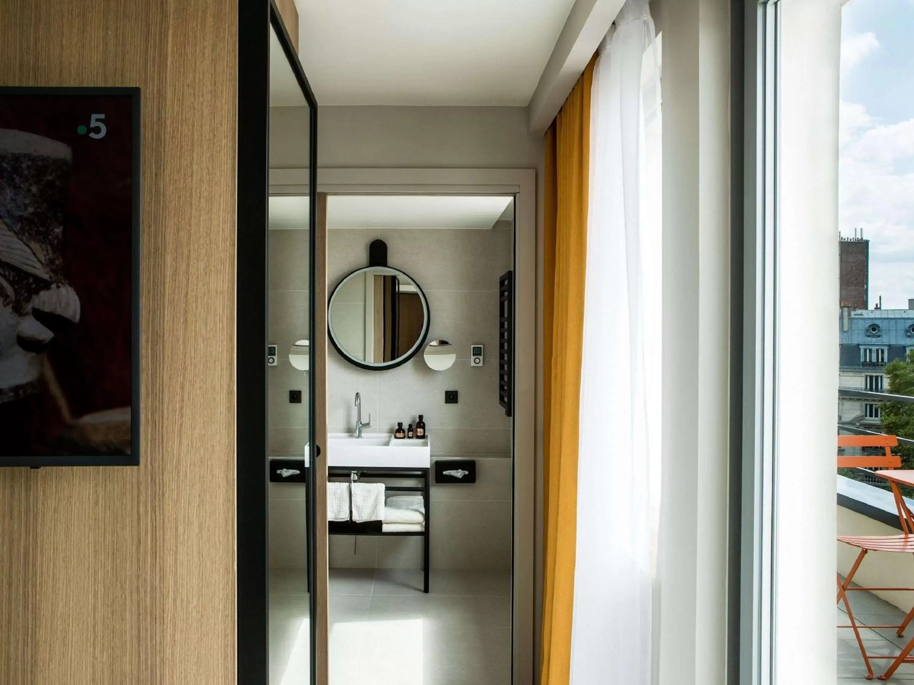 Photo of the whole room, Bathroom in Mercure Paris 17 Batignolles