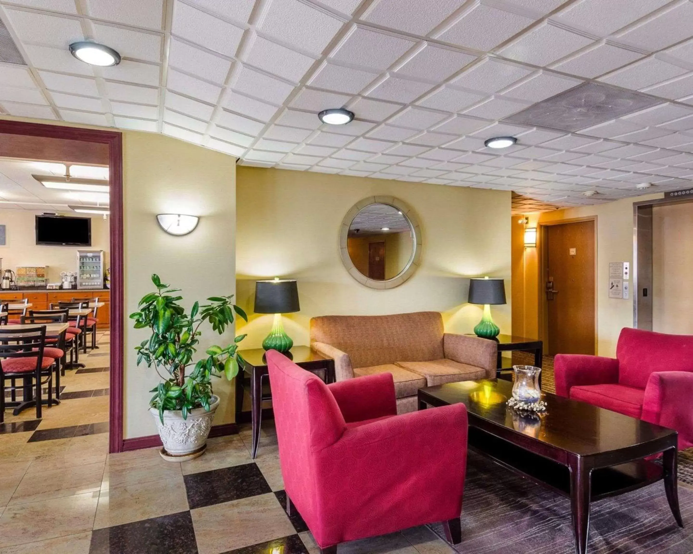 Lobby or reception, Lobby/Reception in Holiday Inn Express - Fall River North