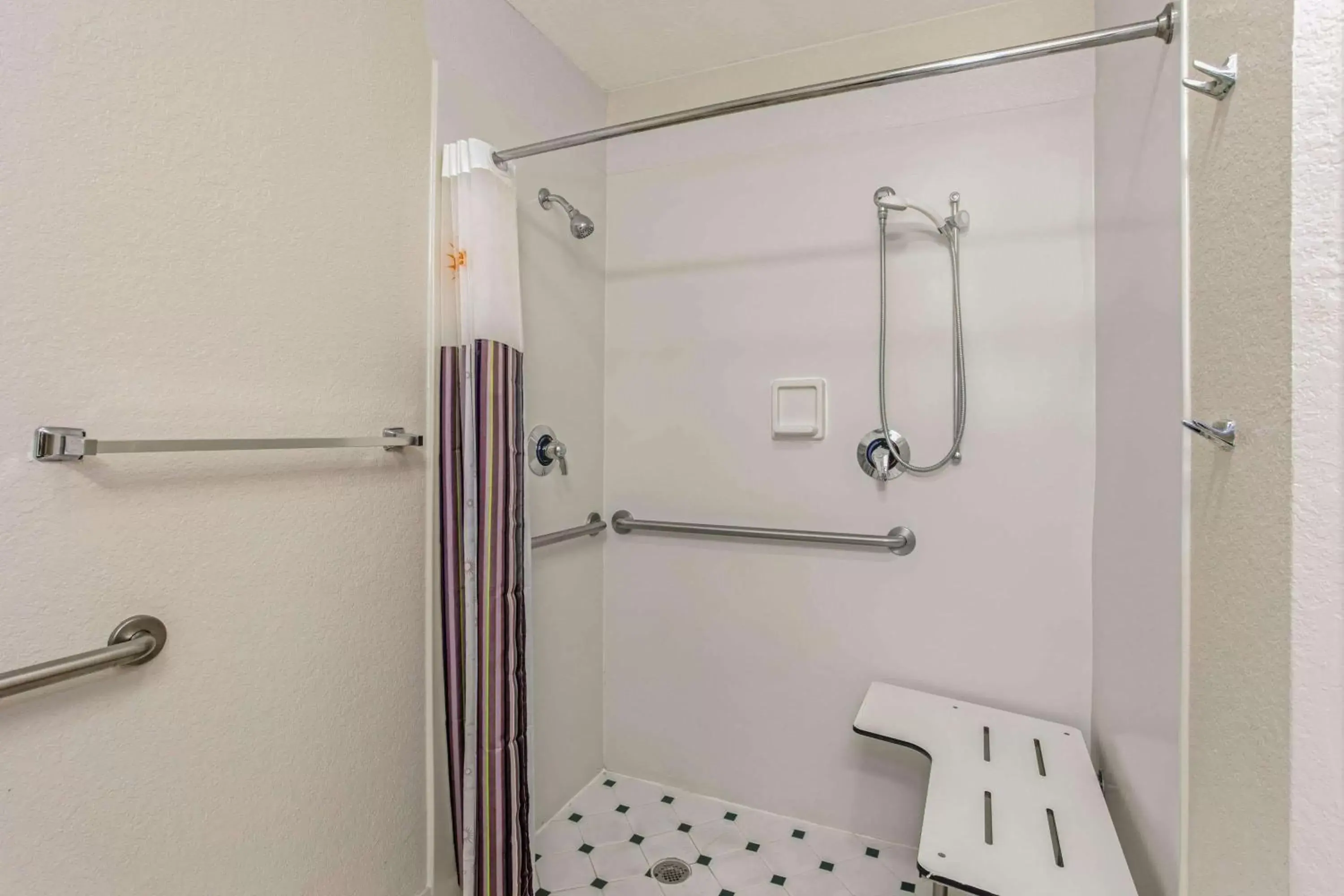 Shower, Bathroom in La Quinta by Wyndham Orlando Airport North