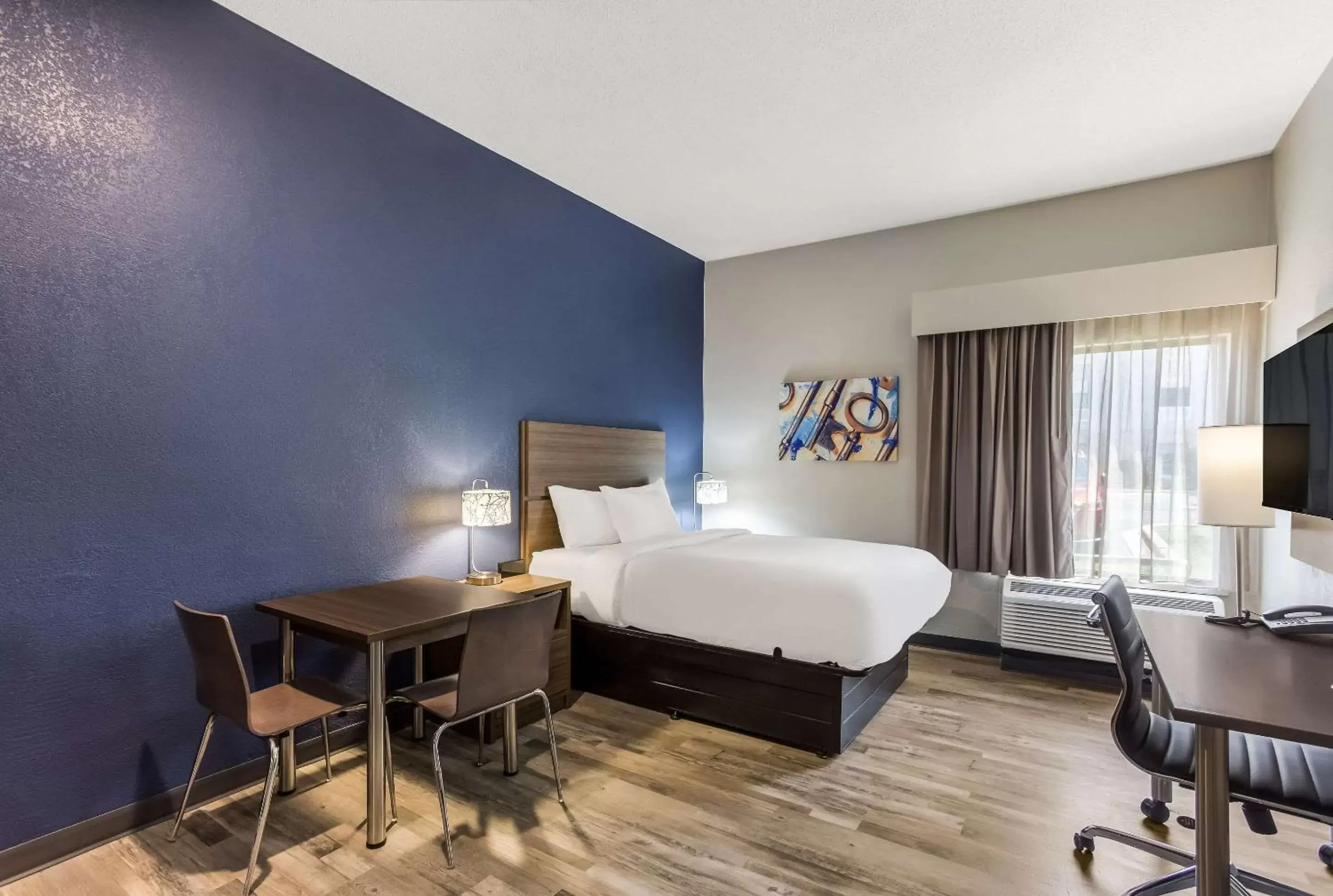 Bedroom, Bed in MainStay Suites Bourbonnais - Kankakee Bedroom, Bed in MainStay Suites Bourbonnais - Kankakee