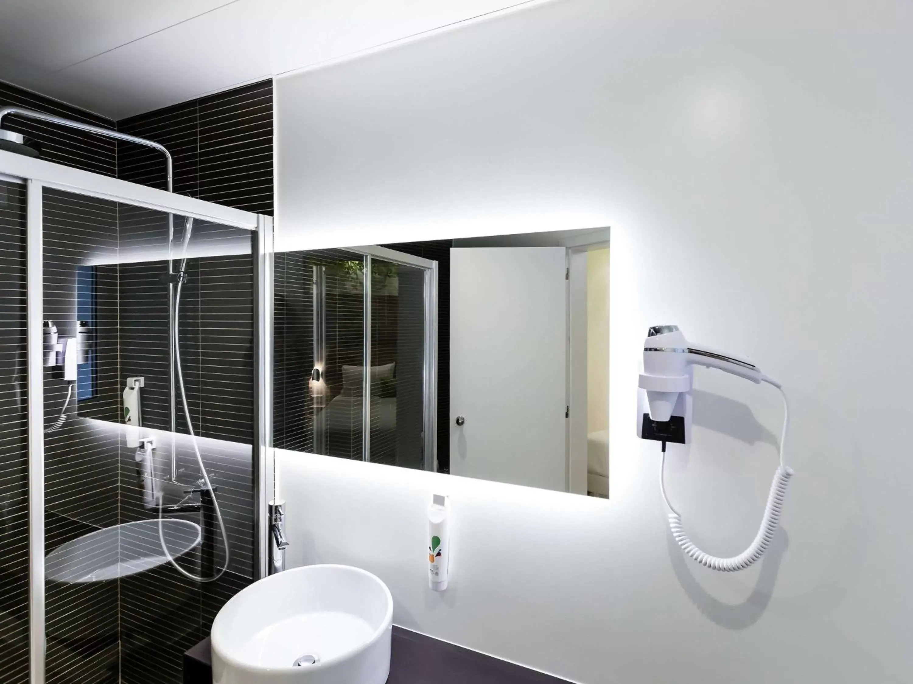 Photo of the whole room, Bathroom in Ibis Styles Lisboa Centro Marquês de Pombal
