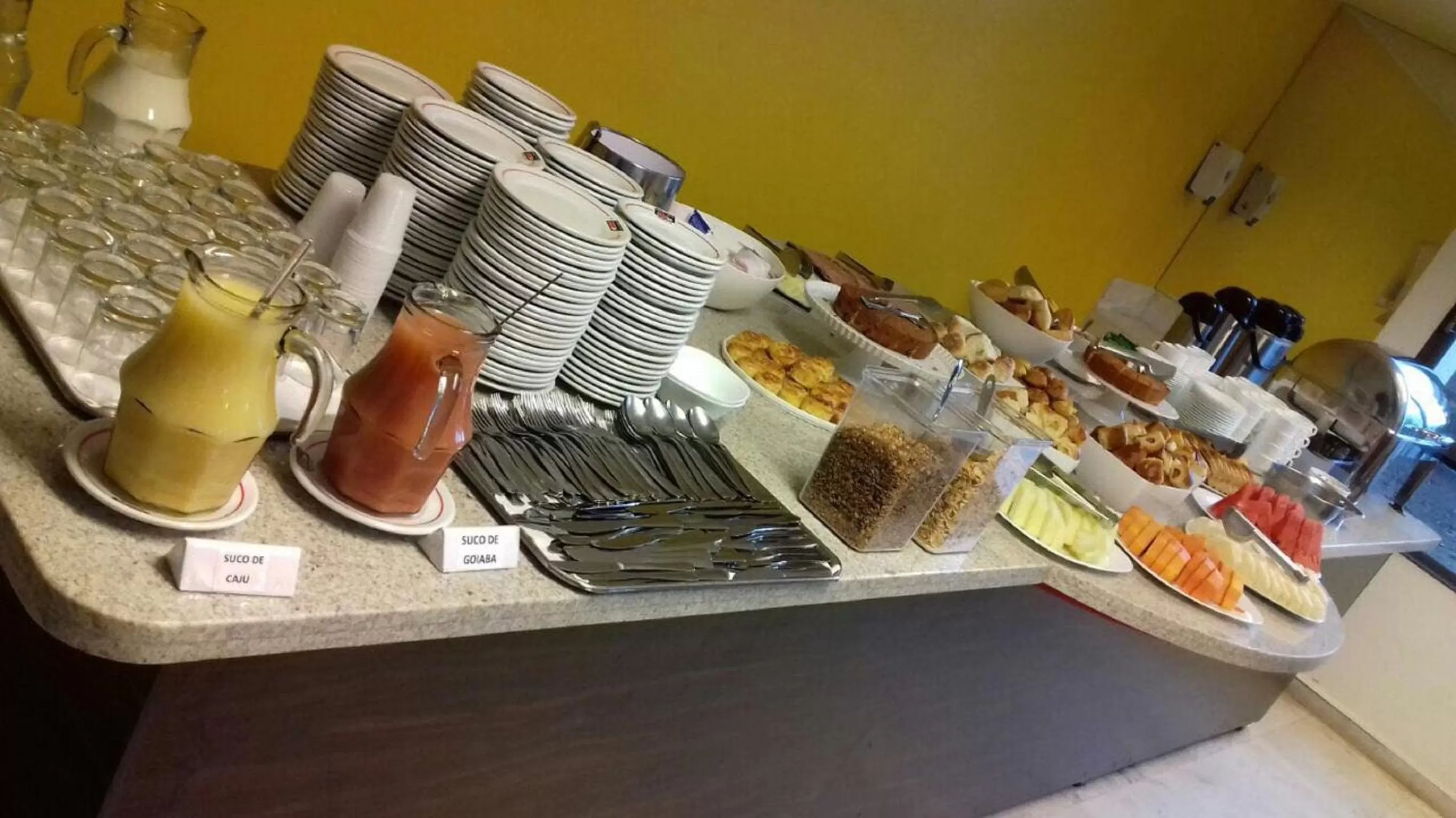 Buffet breakfast in Bittar Inn