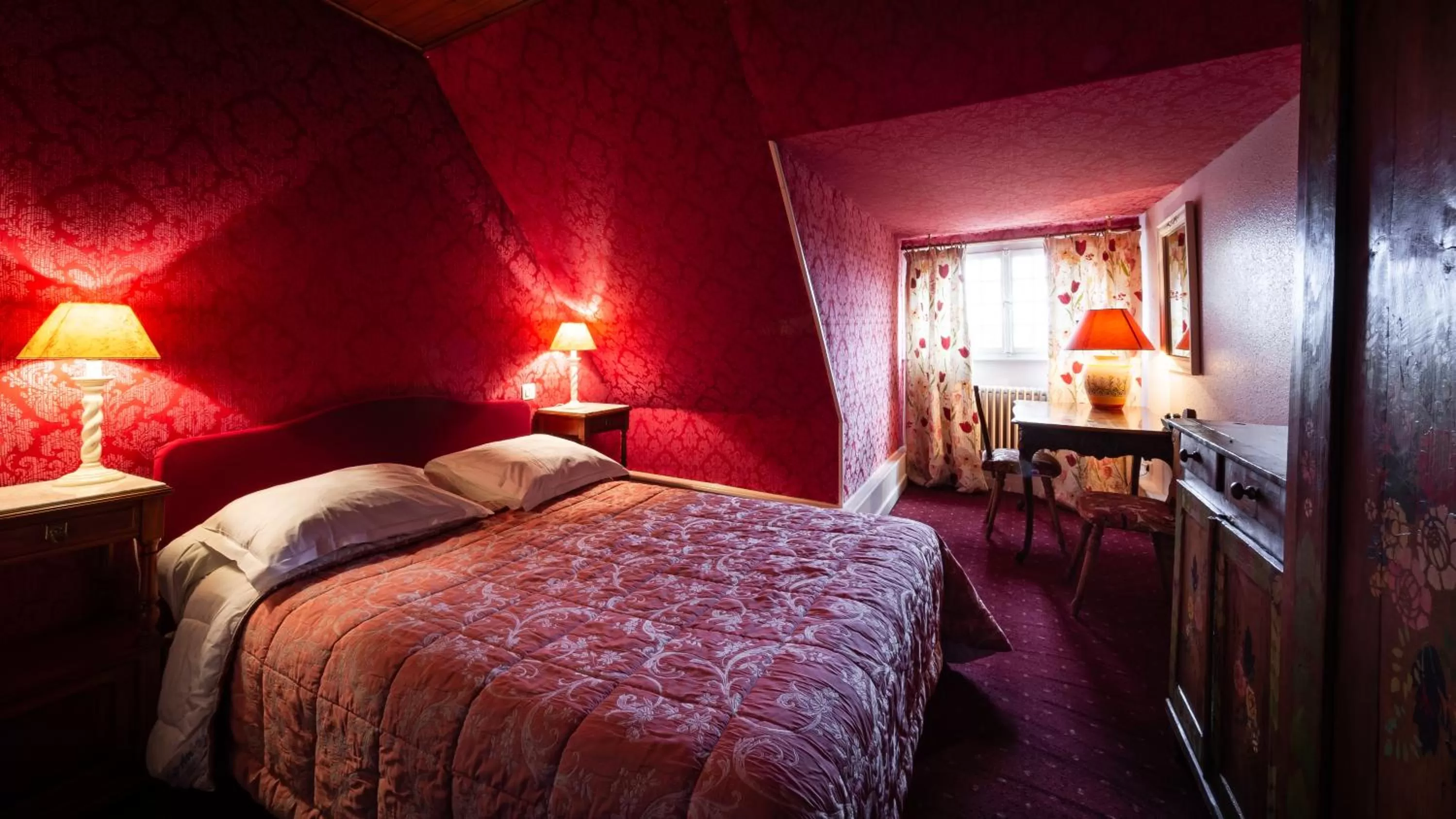 Bed in Hôtel des Deux Clefs