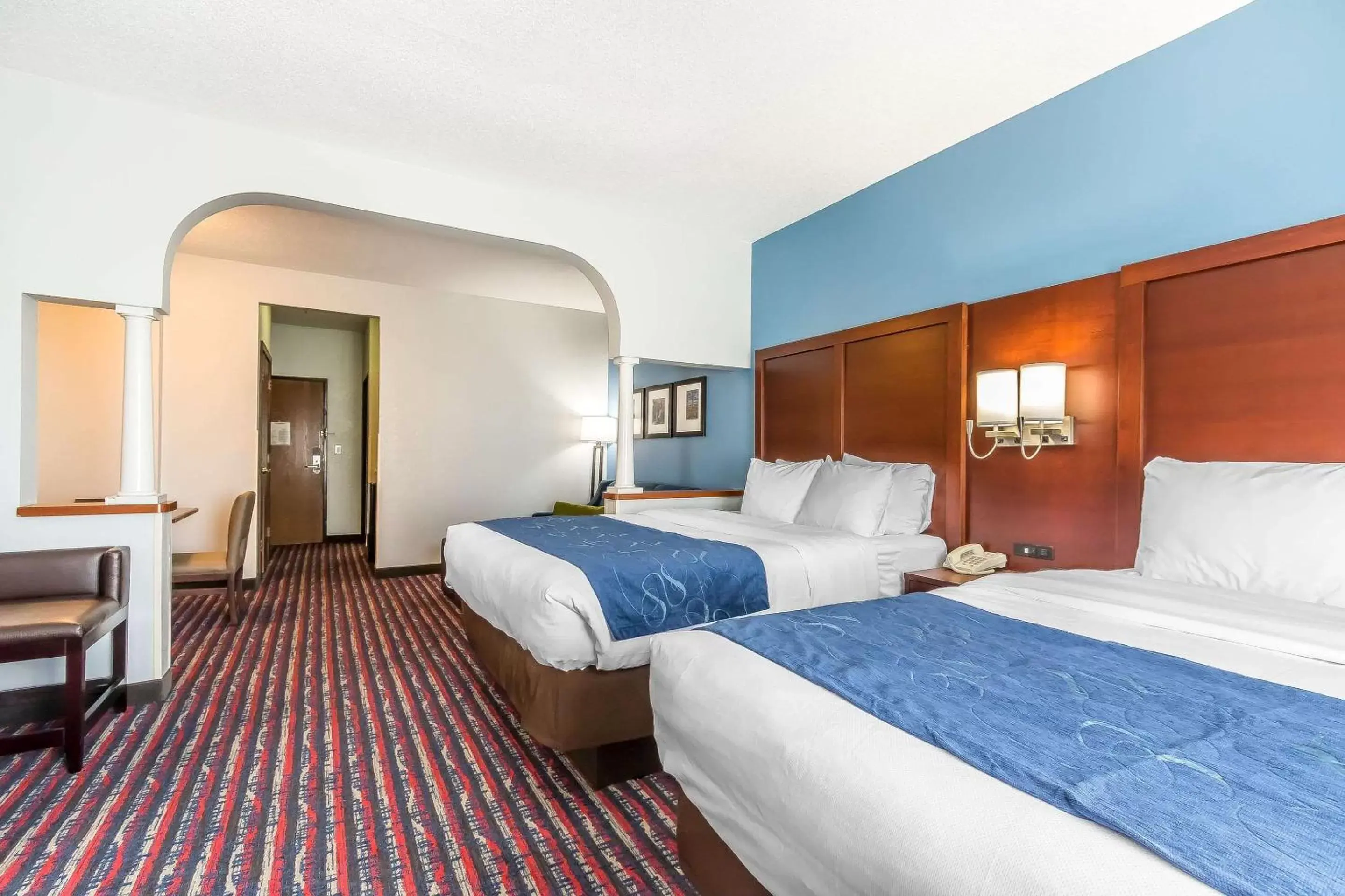 Photo of the whole room, Bed in Comfort Suites St Charles-St Louis