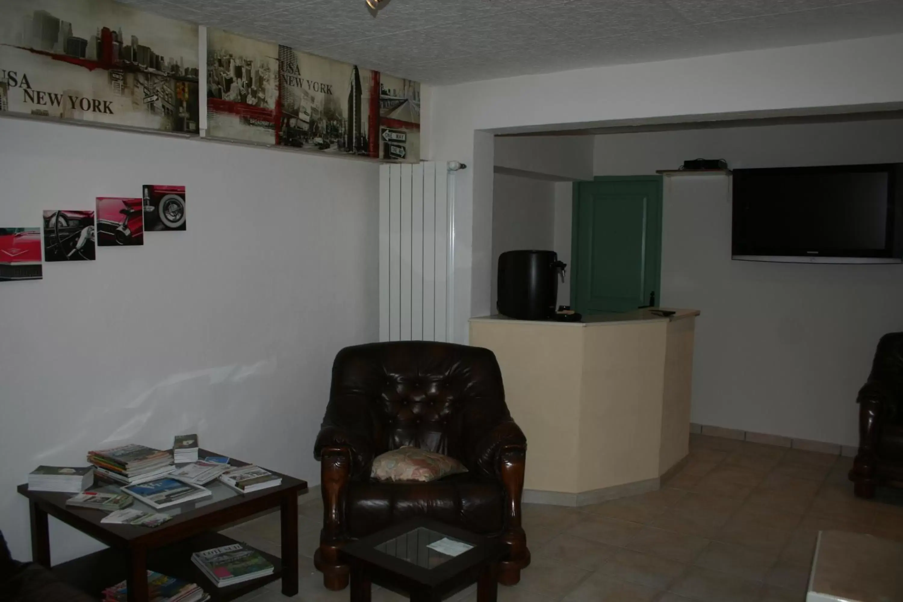 Communal lounge/ TV room, Seating Area in LE MAS DES TARENTES Chambres d'hôtes