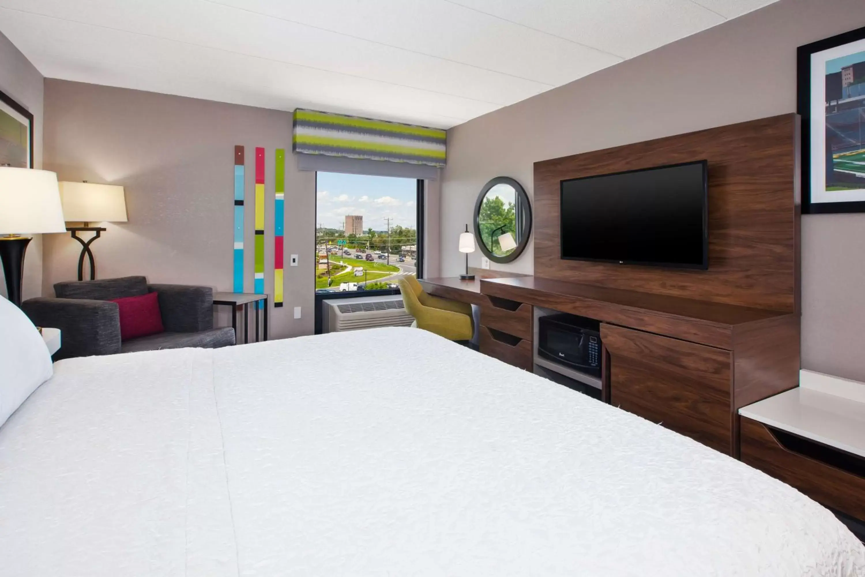 Bedroom, TV/Entertainment Center in Hampton Inn College Park