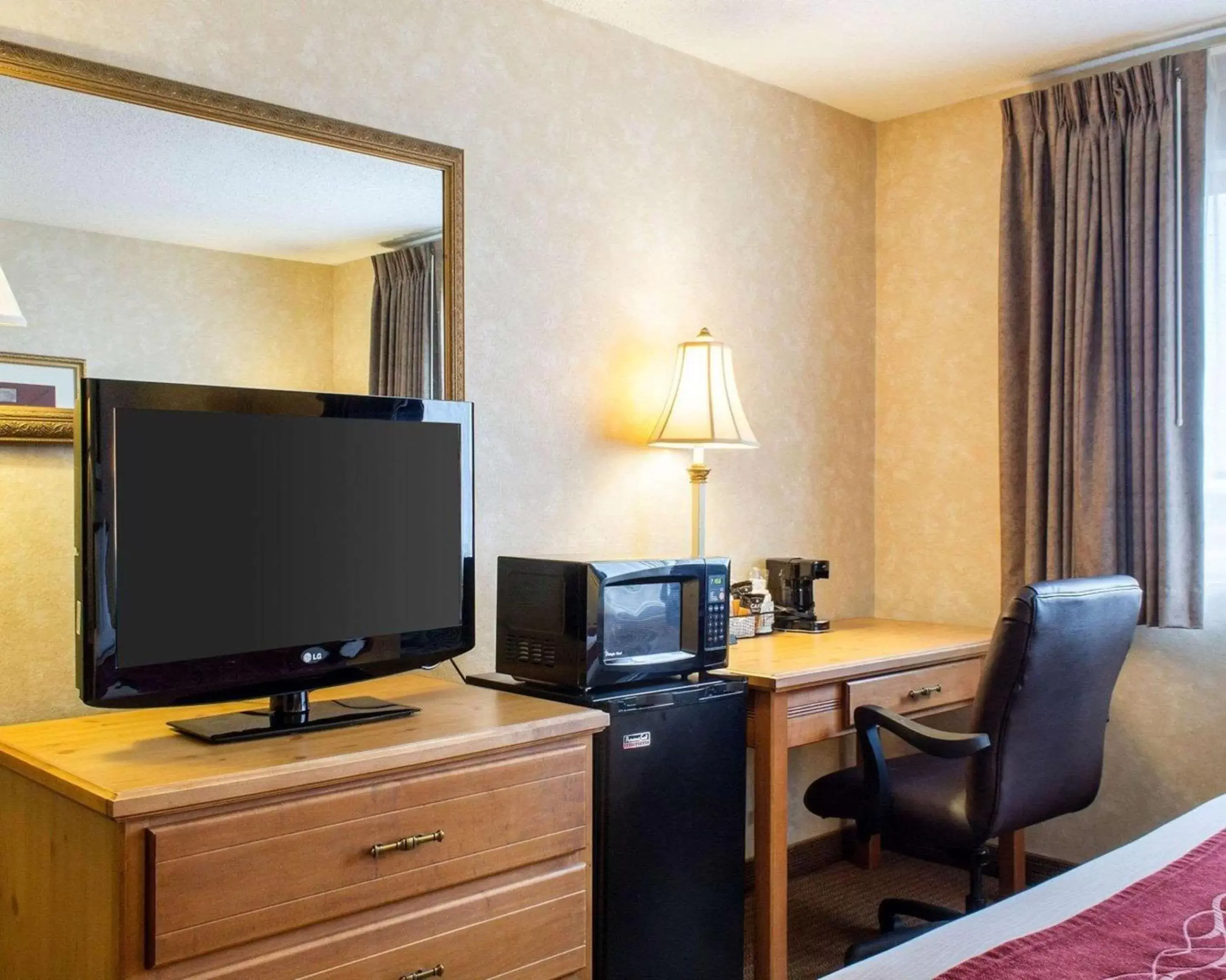Photo of the whole room, TV/Entertainment Center in Quality Inn Brandon