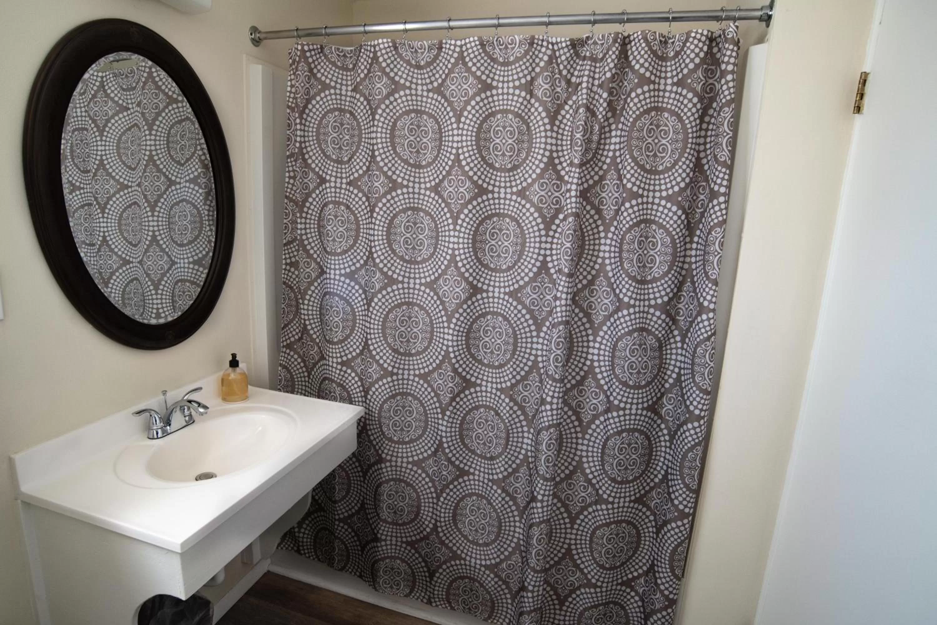 Bathroom in Mt Williamson Motel and Basecamp