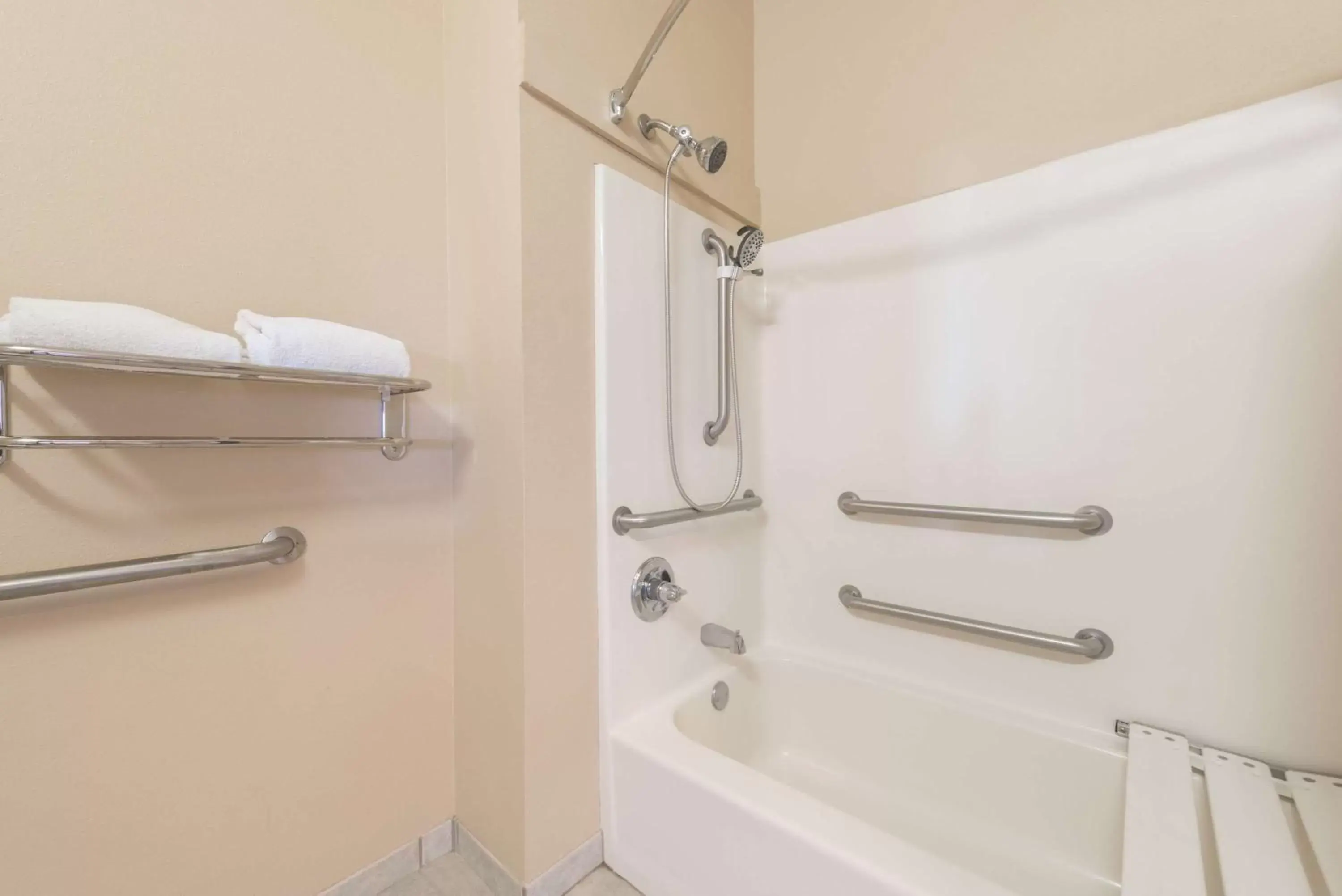 Deluxe King Room with Bath Tub - Mobility/Hearing Accessible - Non-Smoking in Super 8 by Wyndham Fort Worth North/Meacham Blvd