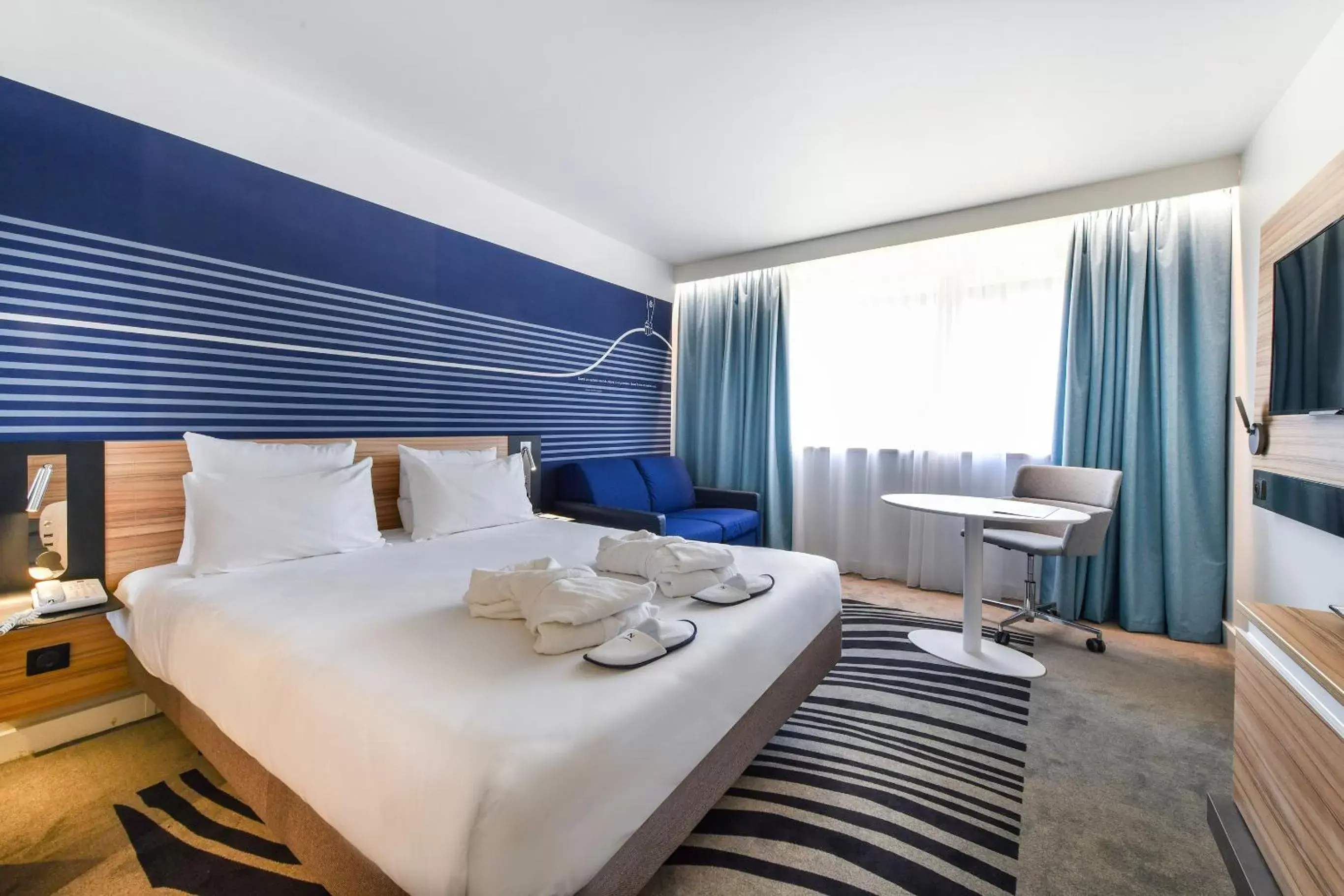 Photo of the whole room, Bed in Novotel La Rochelle Centre