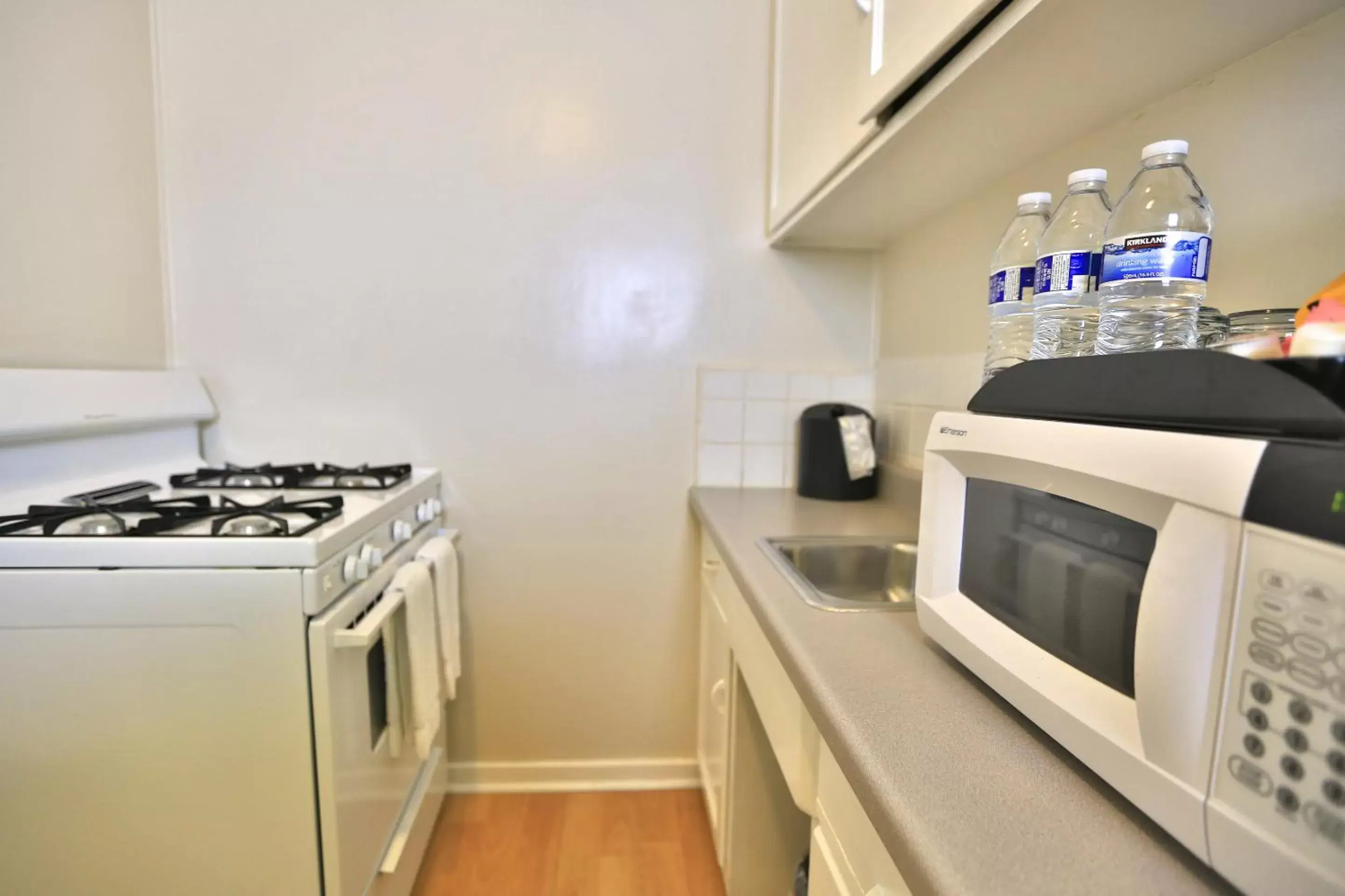 Kitchen or kitchenette, Kitchen/Kitchenette in Beach Bungalow Inn and Suites