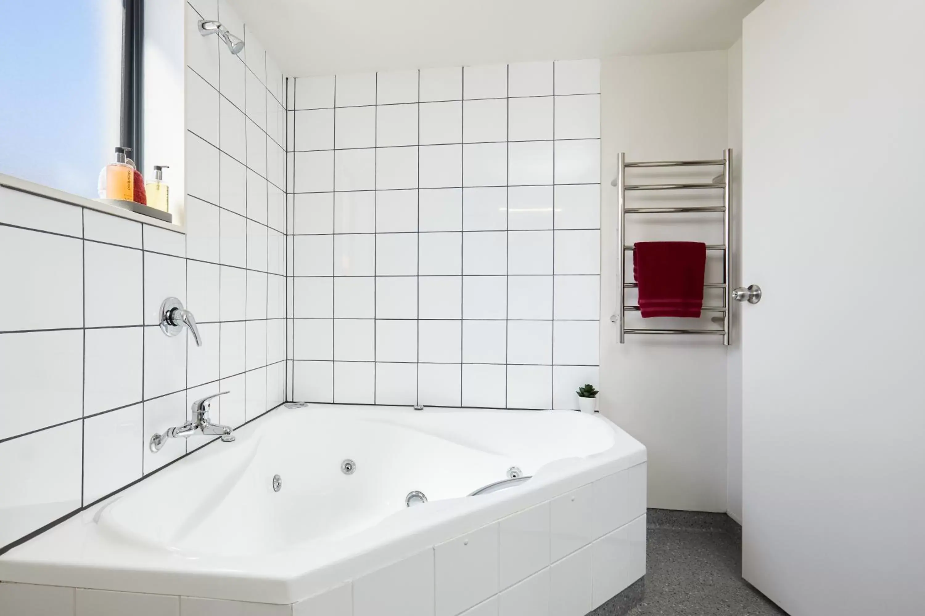 Bath, Bathroom in Blenheim Palms Motel
