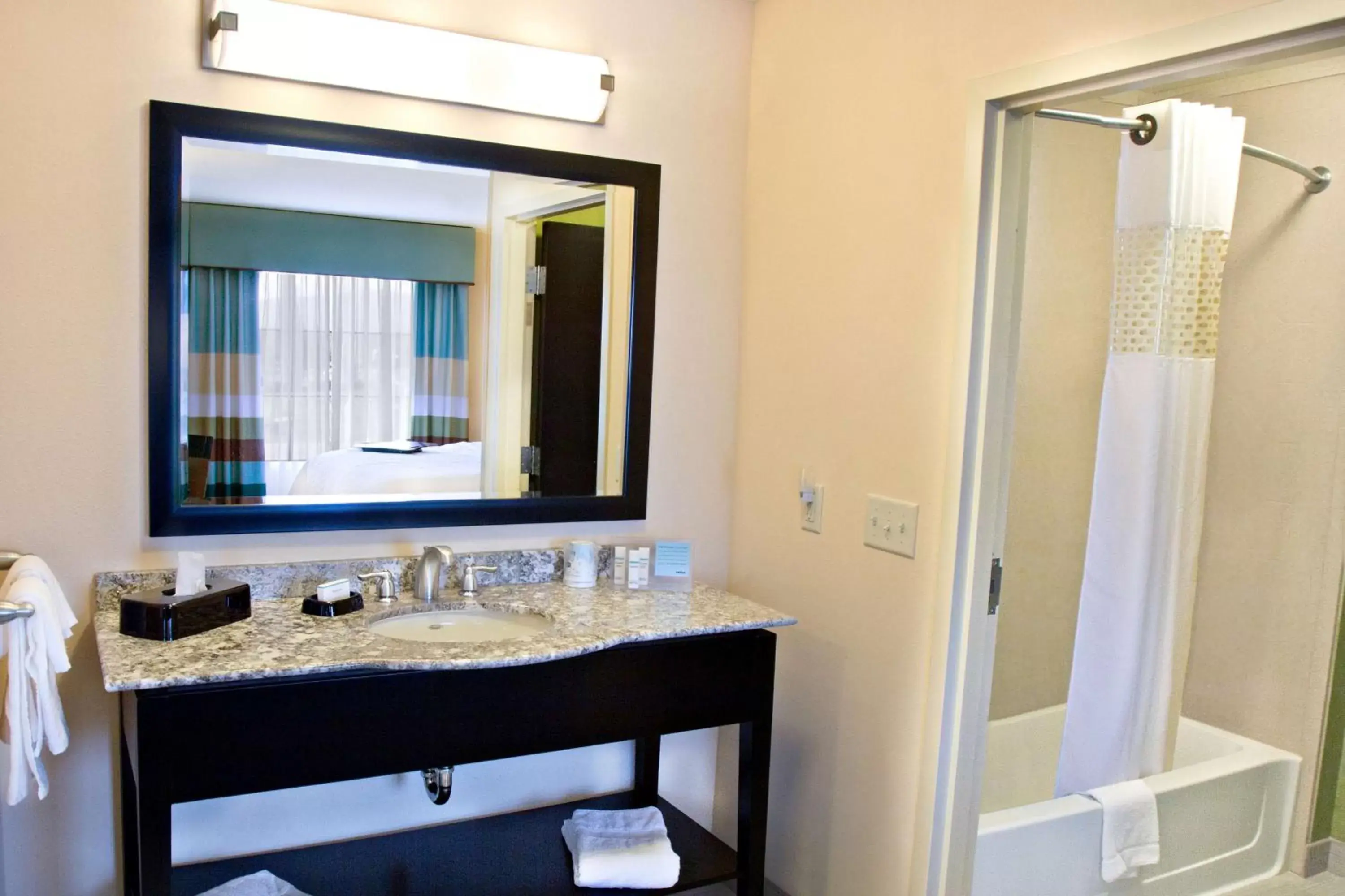 Bed, Bathroom in Hampton Inn & Suites Salt Lake City/Farmington