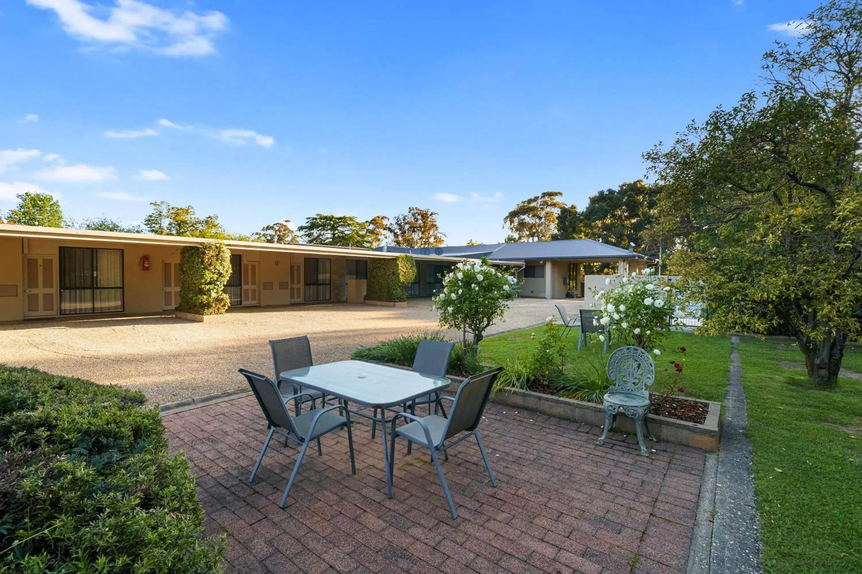 Garden, Property Building in Beechworth Motor Inn