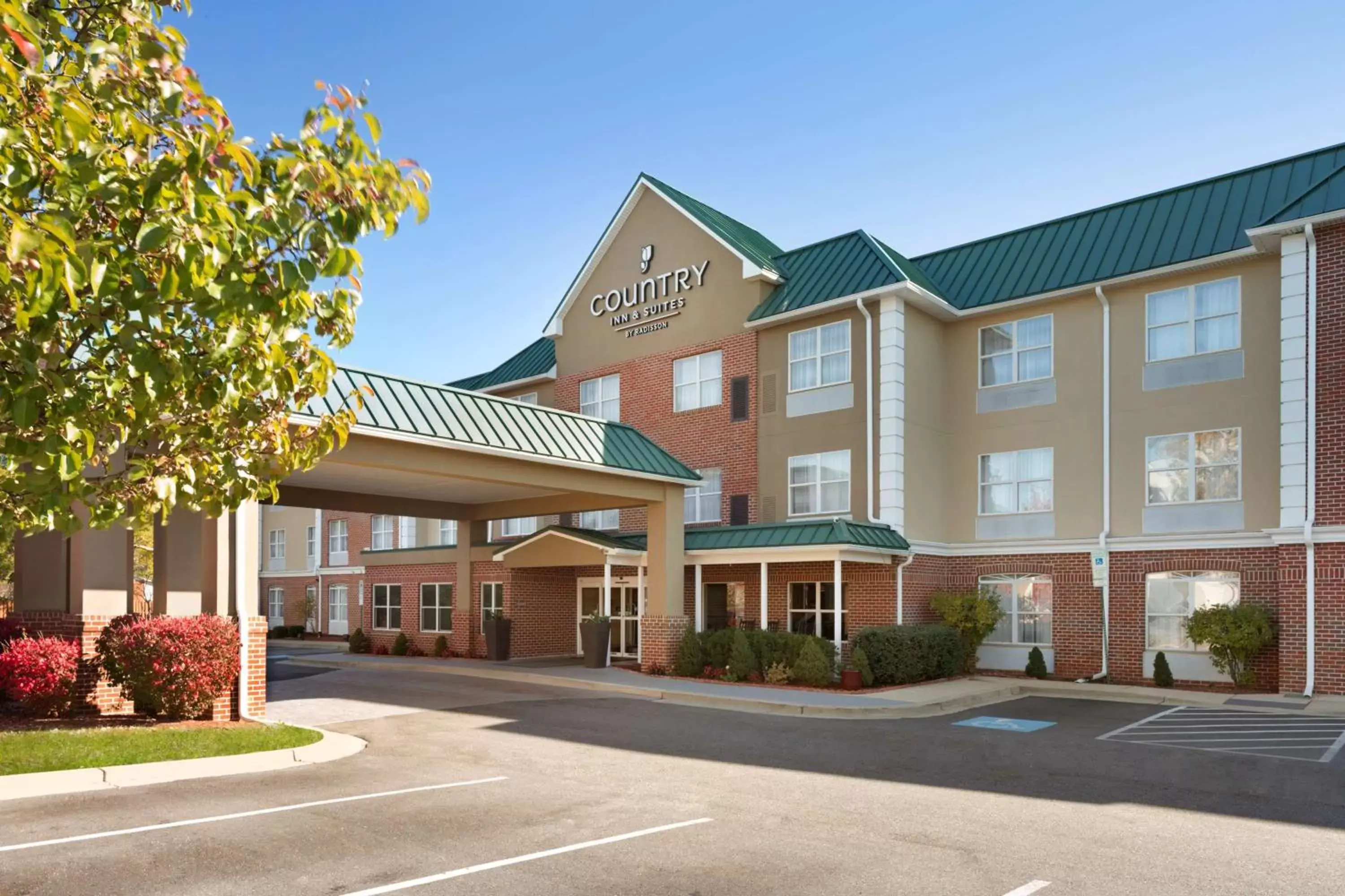 Property building in Country Inn & Suites by Radisson, Camp Springs (Andrews Air Force Base), MD