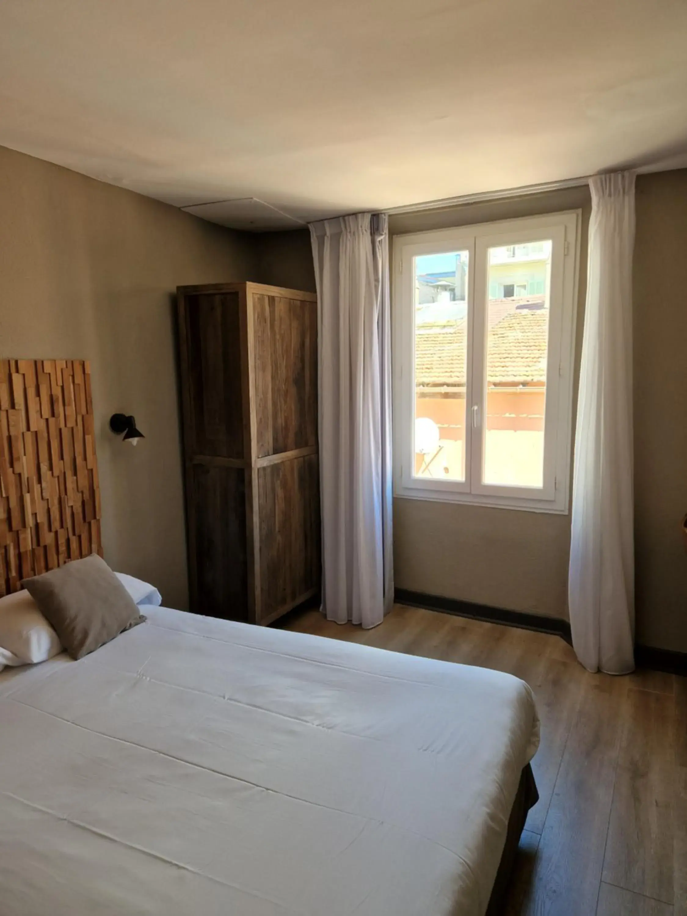 Inner courtyard view, Bed in Hôtel La Villa Tosca