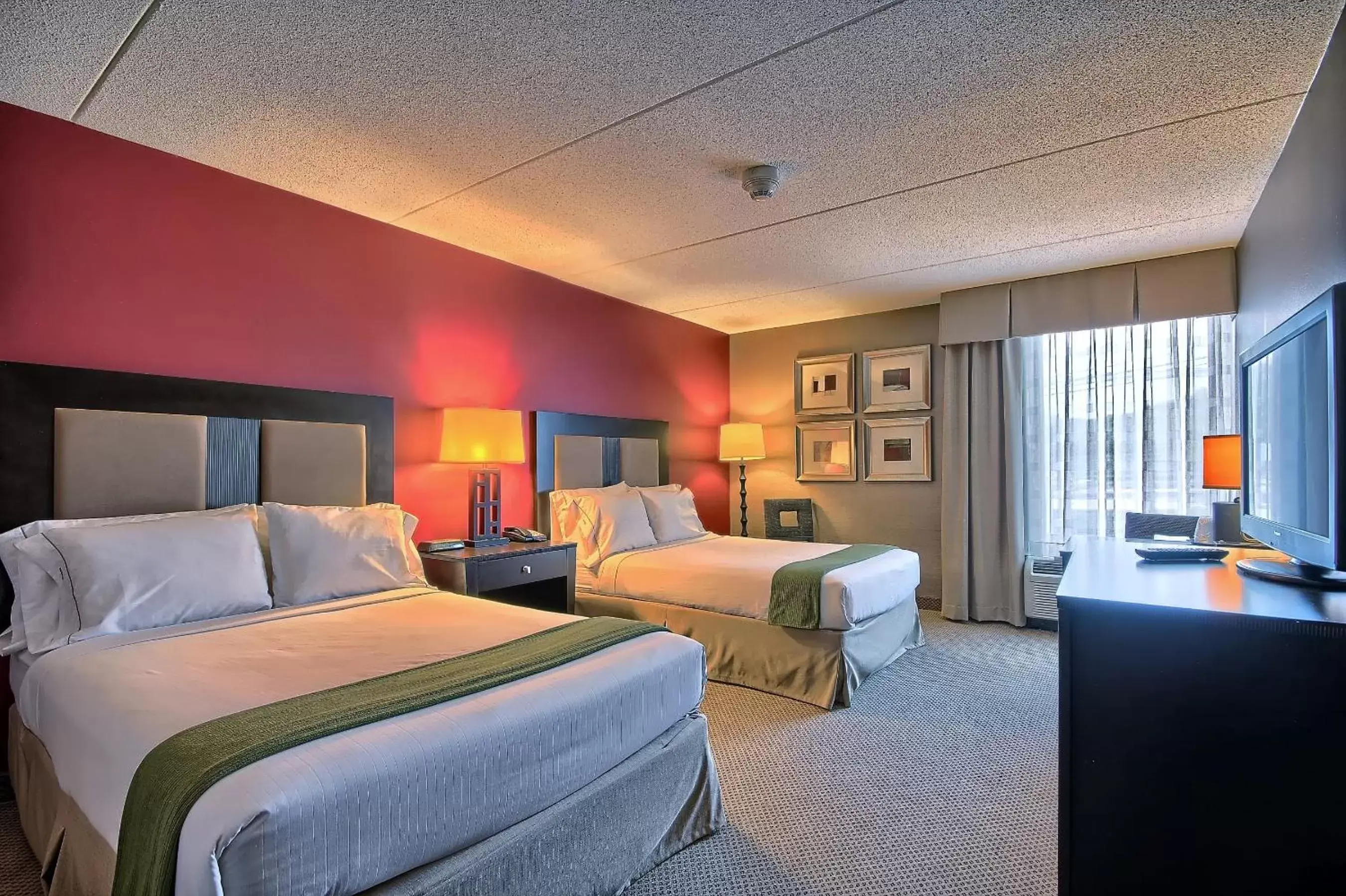 Photo of the whole room, Bed in Holiday Inn Express Charleston-Civic Center, an IHG Hotel