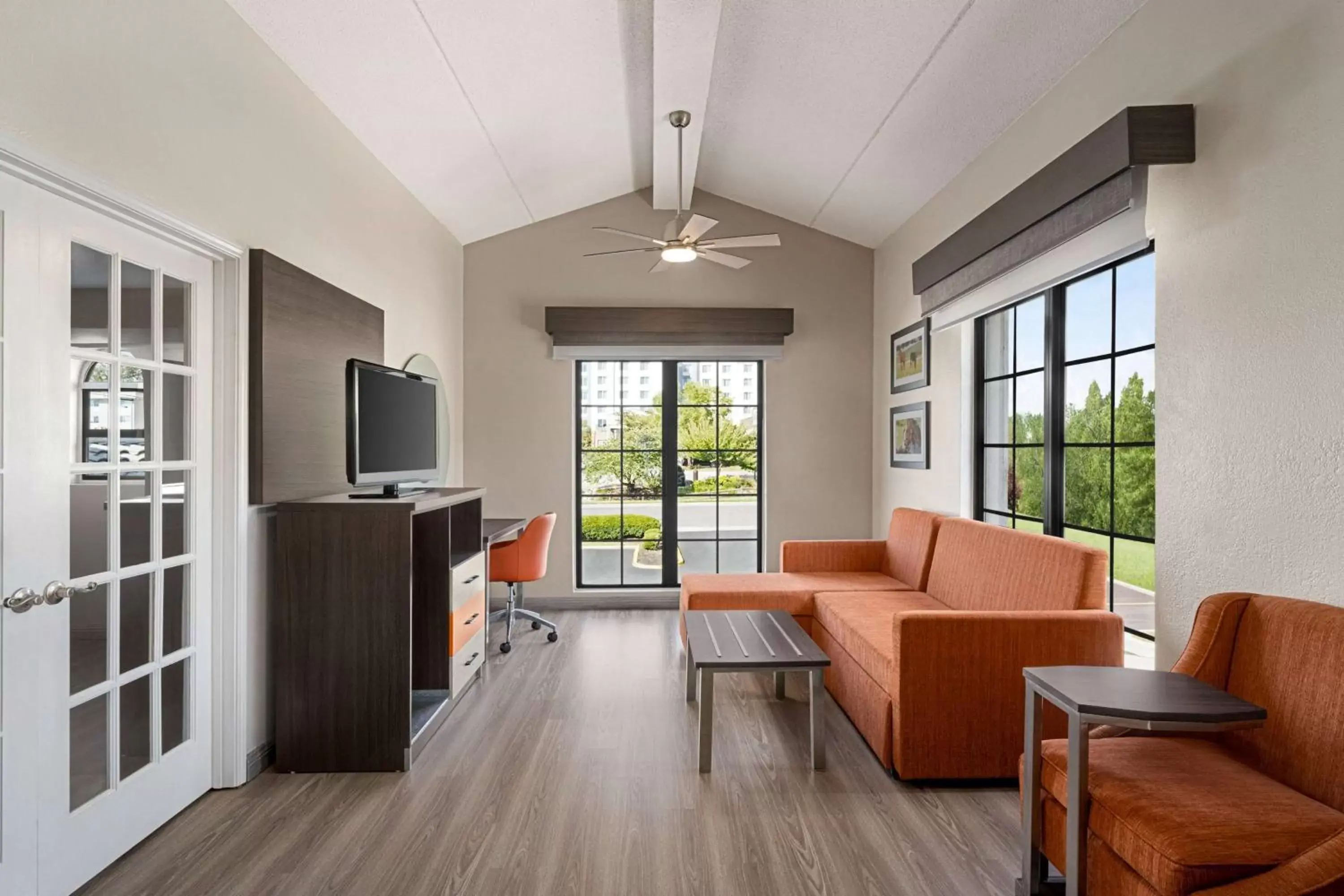 Bed, Seating Area in La Quinta Inn Lexington-Horse Park