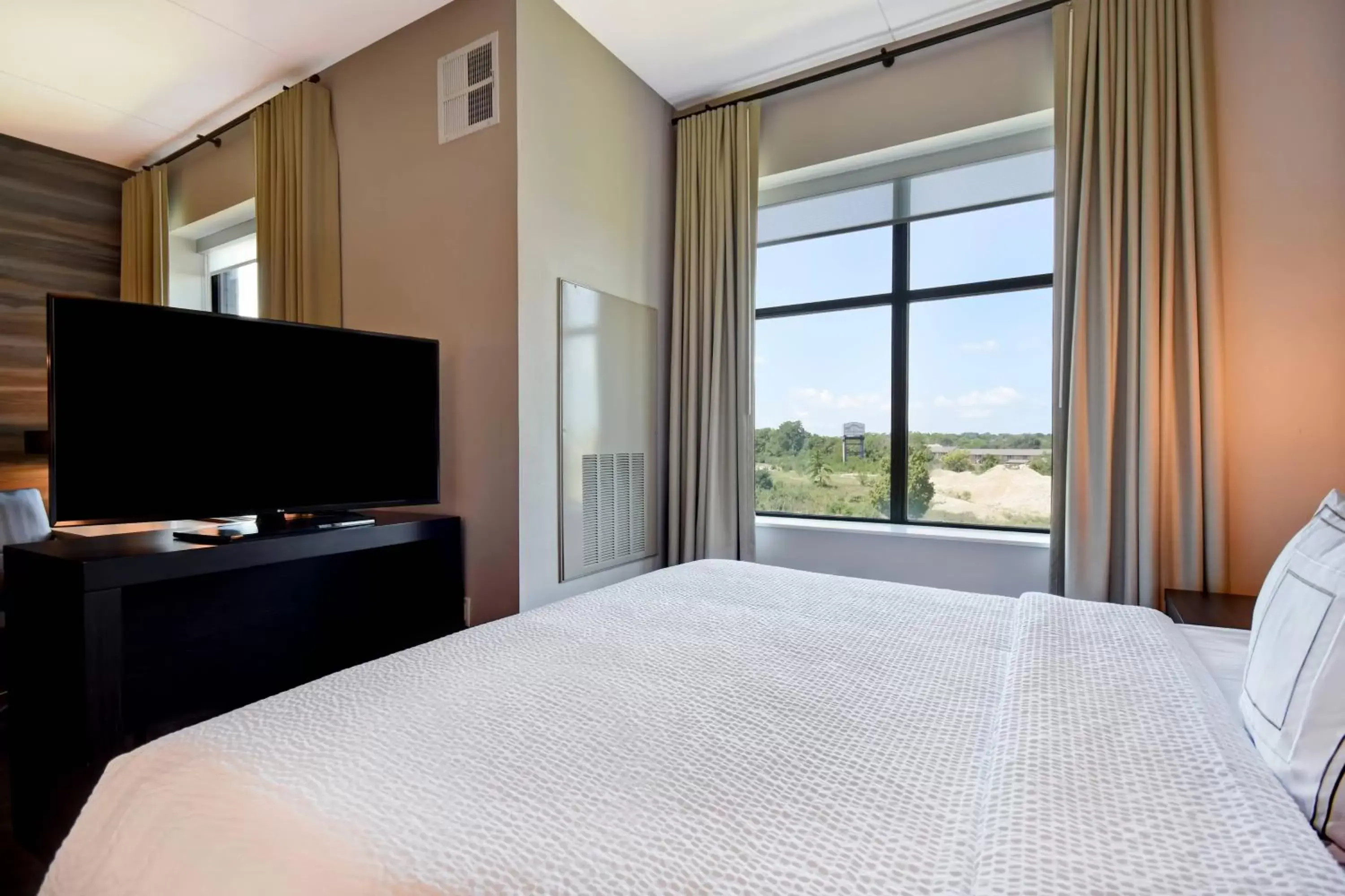 Photo of the whole room, Bed in Residence Inn by Marriott Cincinnati Northeast/Mason